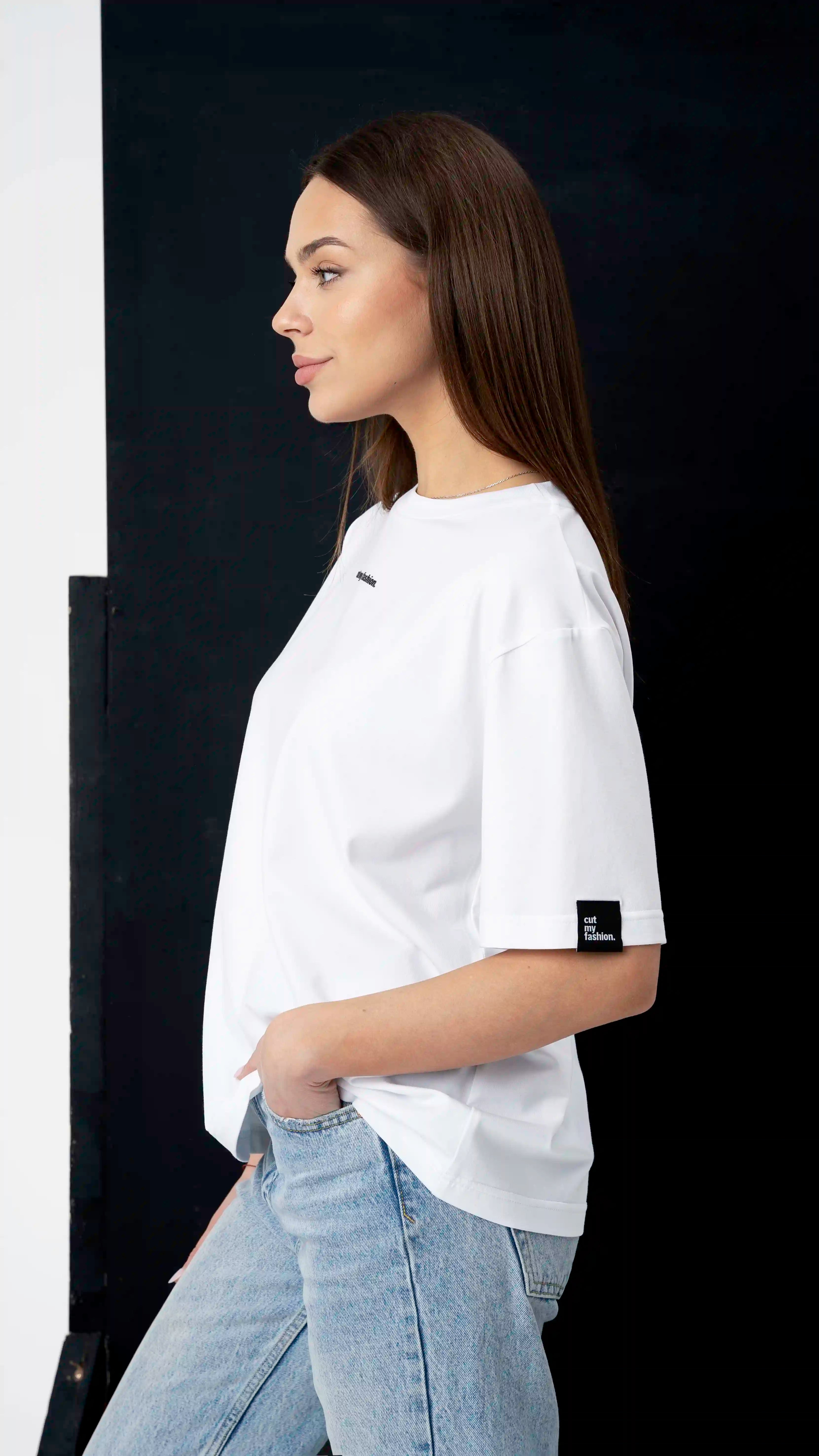 White oversized women's T-shirts with the “cutmyfashion” logo on the chest, breathable, made from 90% cotton and 10% polyester.