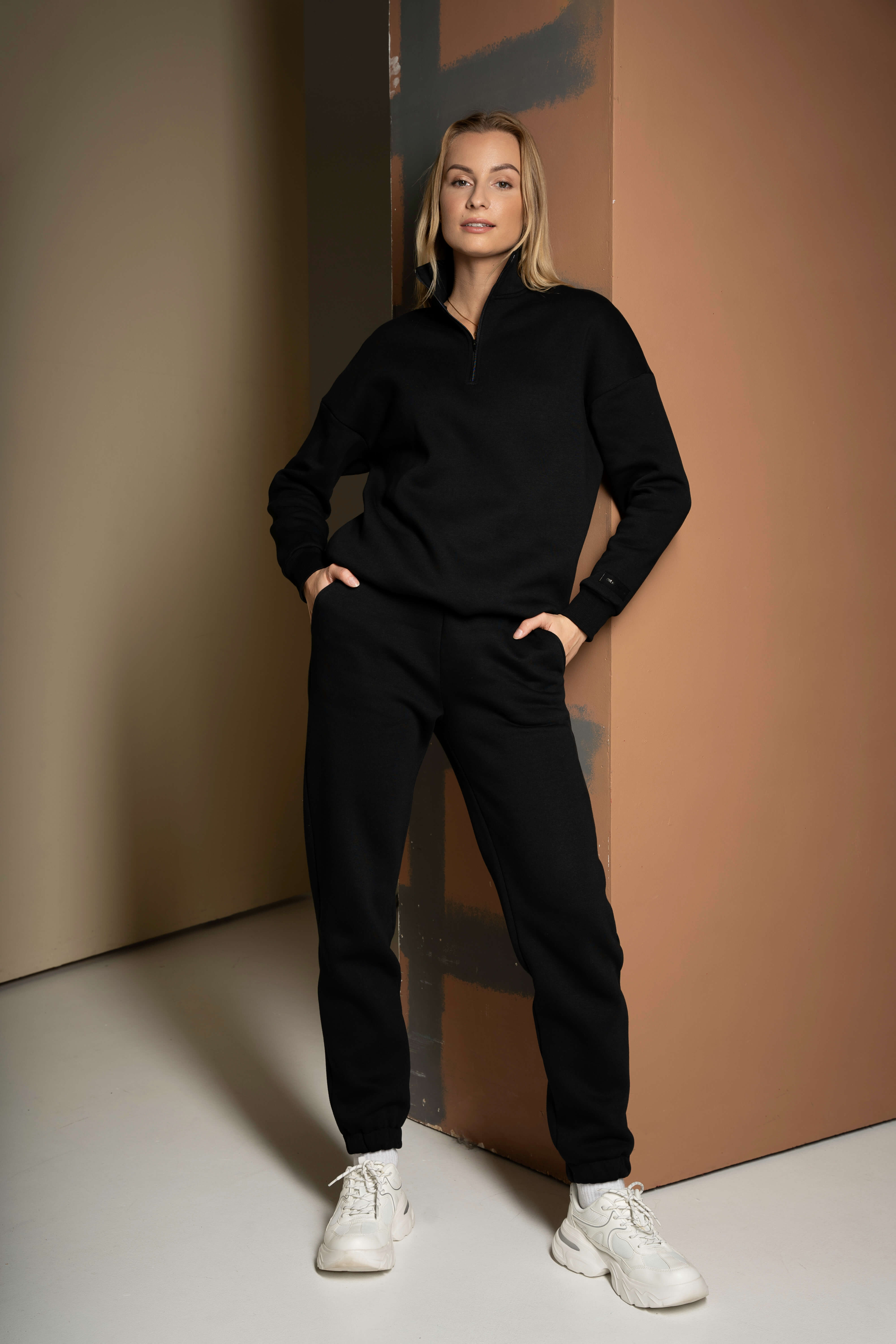 juodi laisvalaikio treningai moterims su užtrauktuku