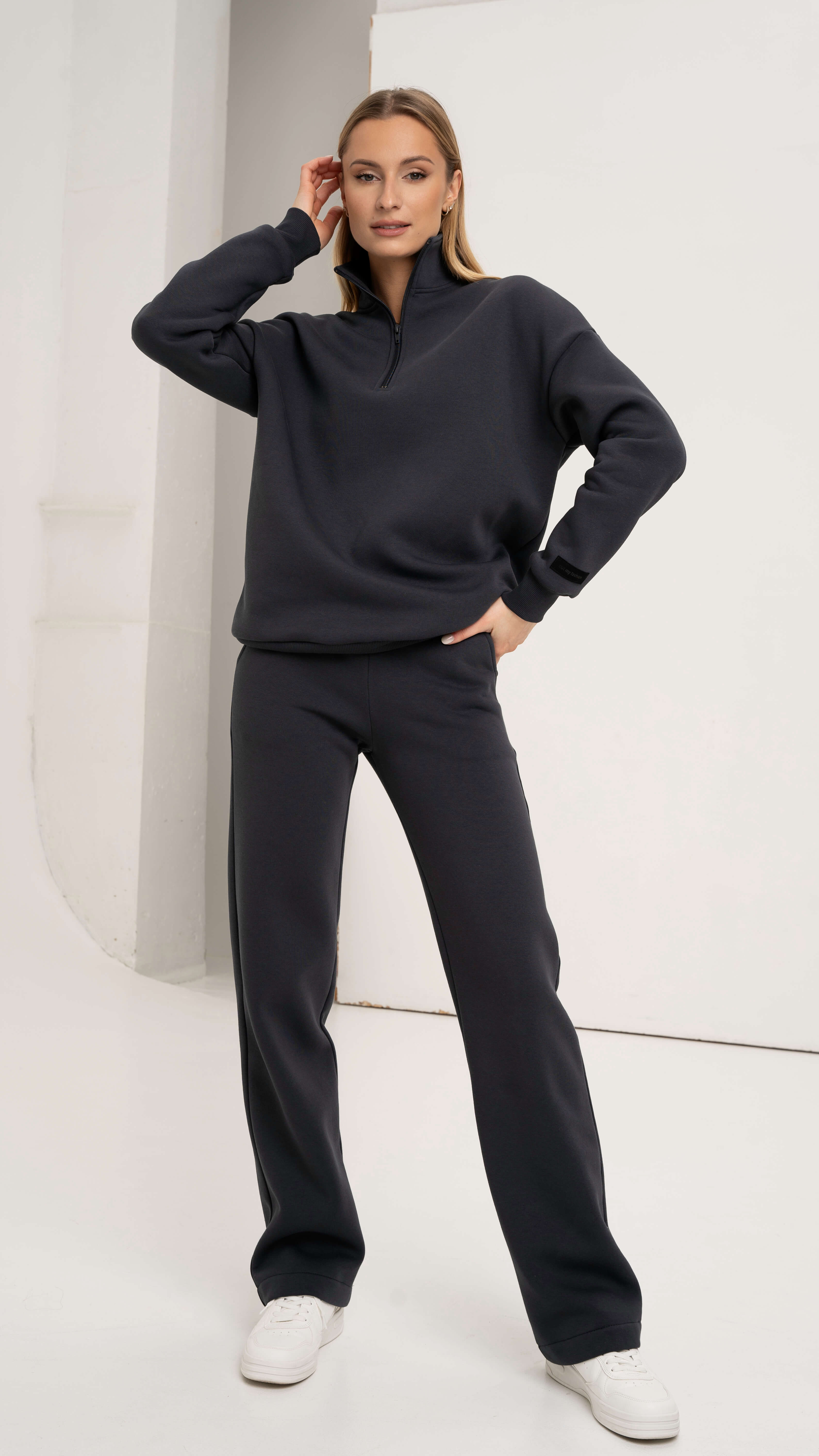 Tamsiai pilkas moteriškas treningas tiesiomis kelnėmis, sukurtas ir pagamintas Lietuvoje