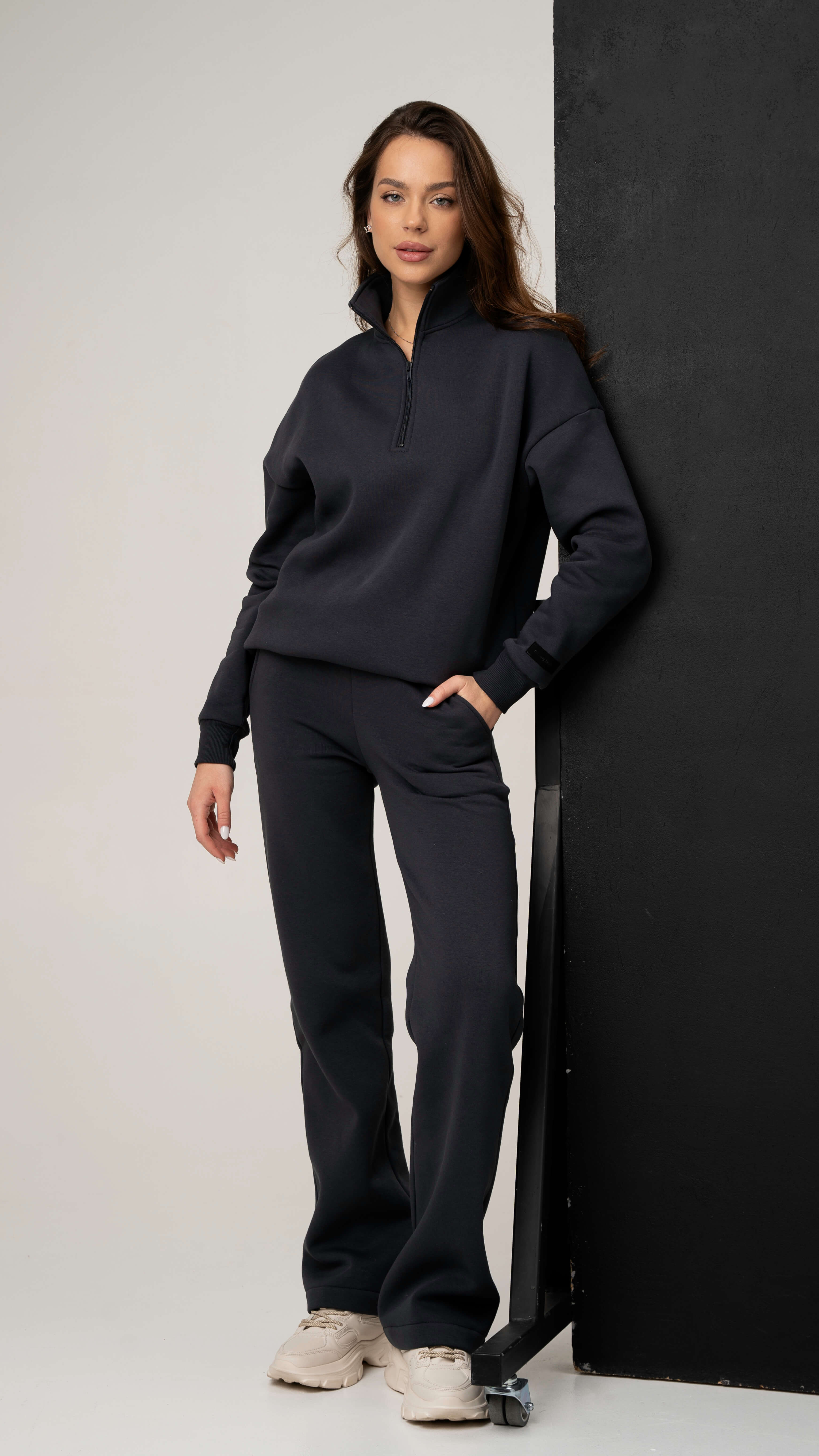 Tamsiai pilkas moteriškas treningas tiesiomis kelnėmis, sukurtas ir pagamintas Lietuvoje