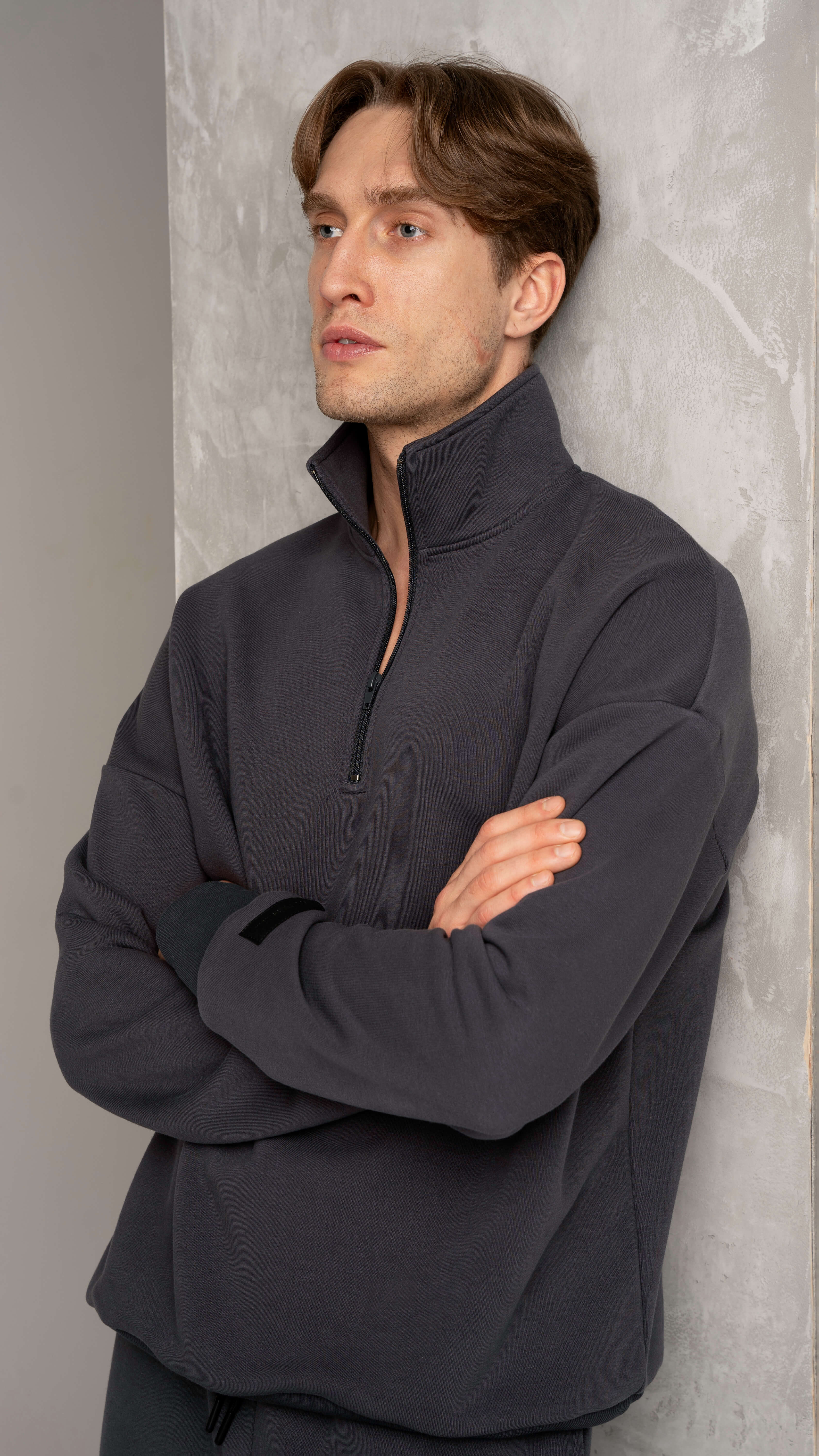 Pilki vyriški laisvalaikio treningai be pūkelio su užtrauktuku ir kelnėmis su raišteliu bei kišenėmis