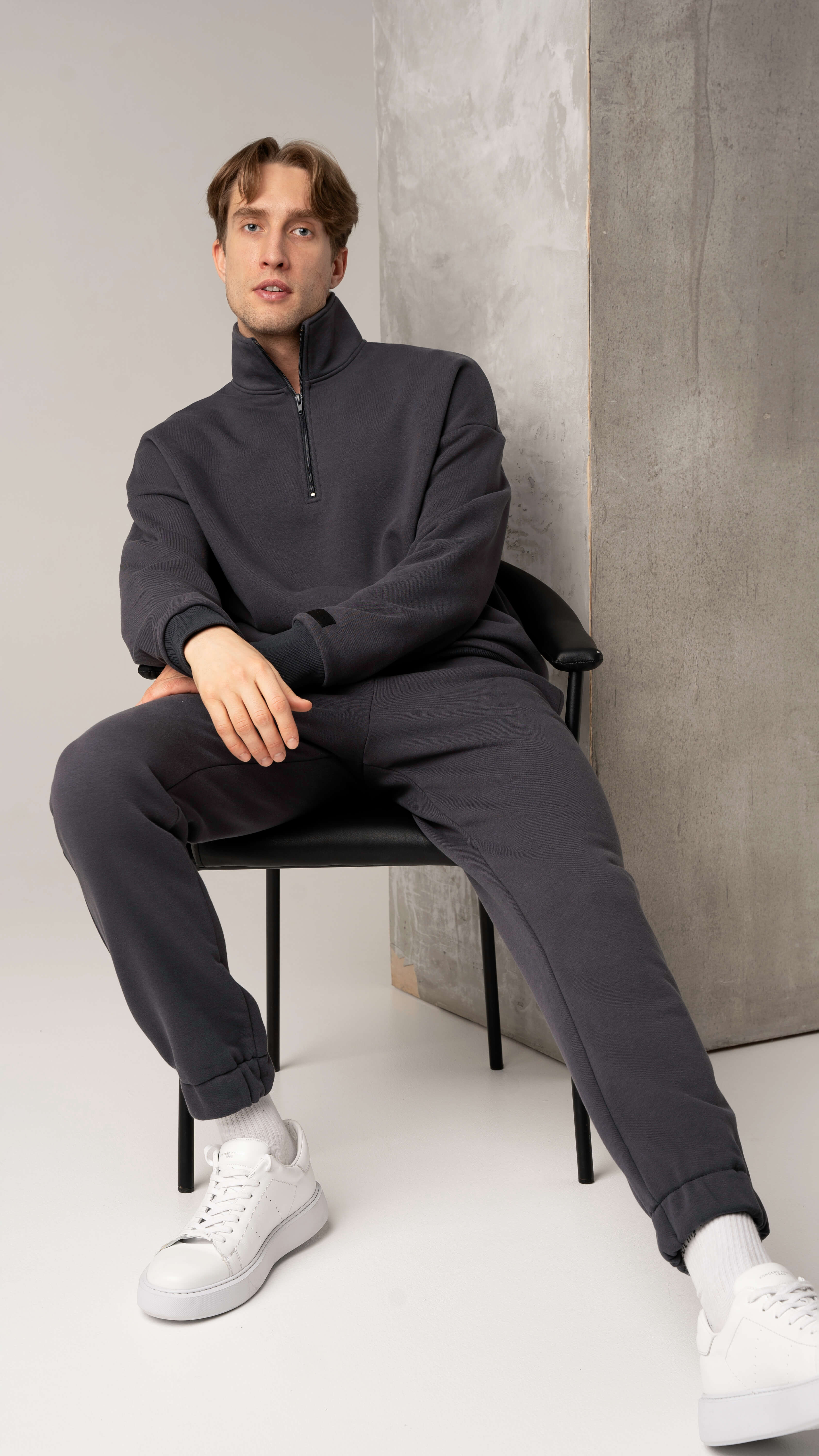 Pilki vyriški laisvalaikio treningai be pūkelio su užtrauktuku ir kelnėmis su raišteliu bei kišenėmis