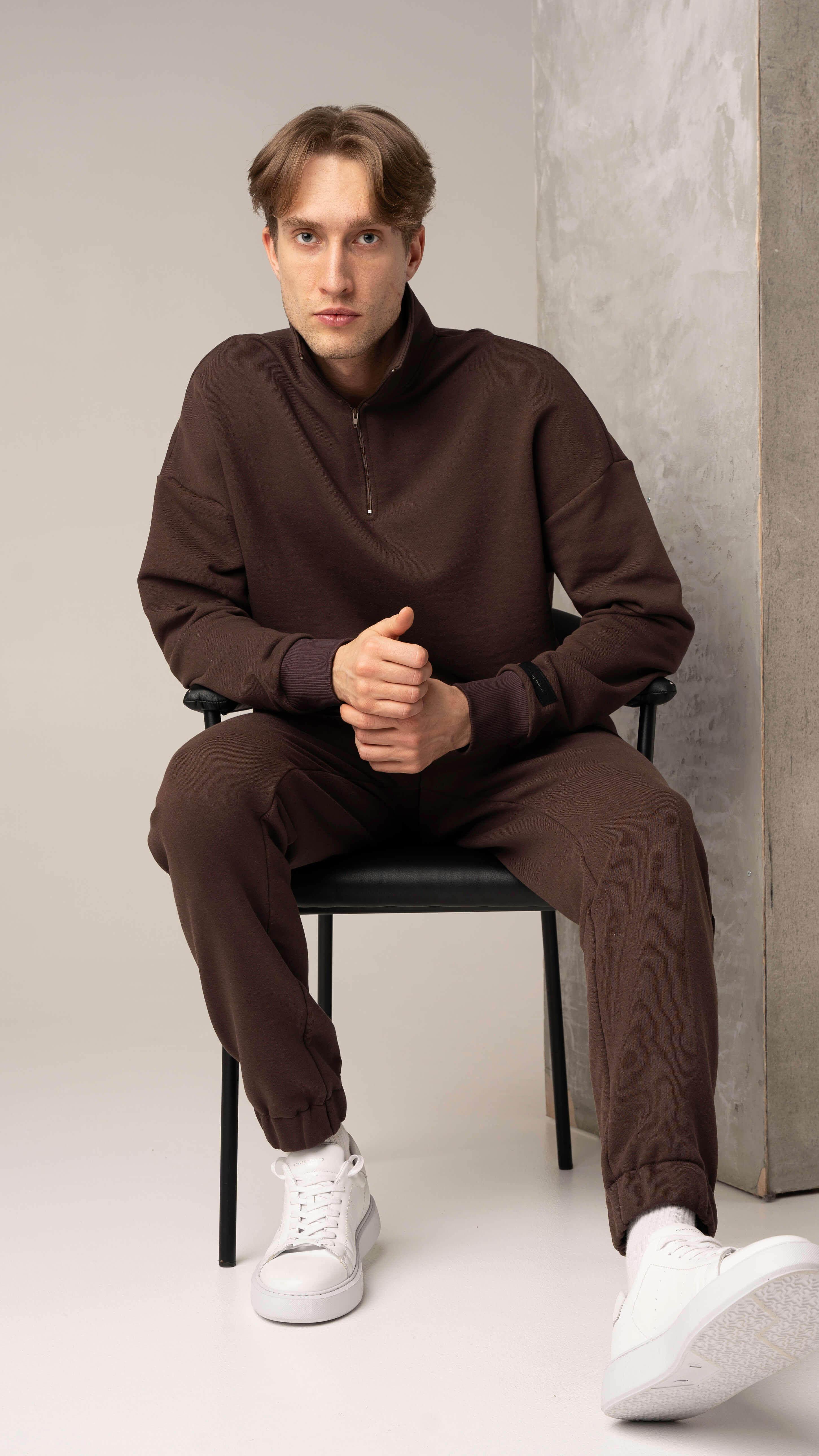 Rudos spalvos vyriški laisvalaikio treningai be pūkelio su užtrauktuku ir kelnėmis su raišteliu bei kišenėmis