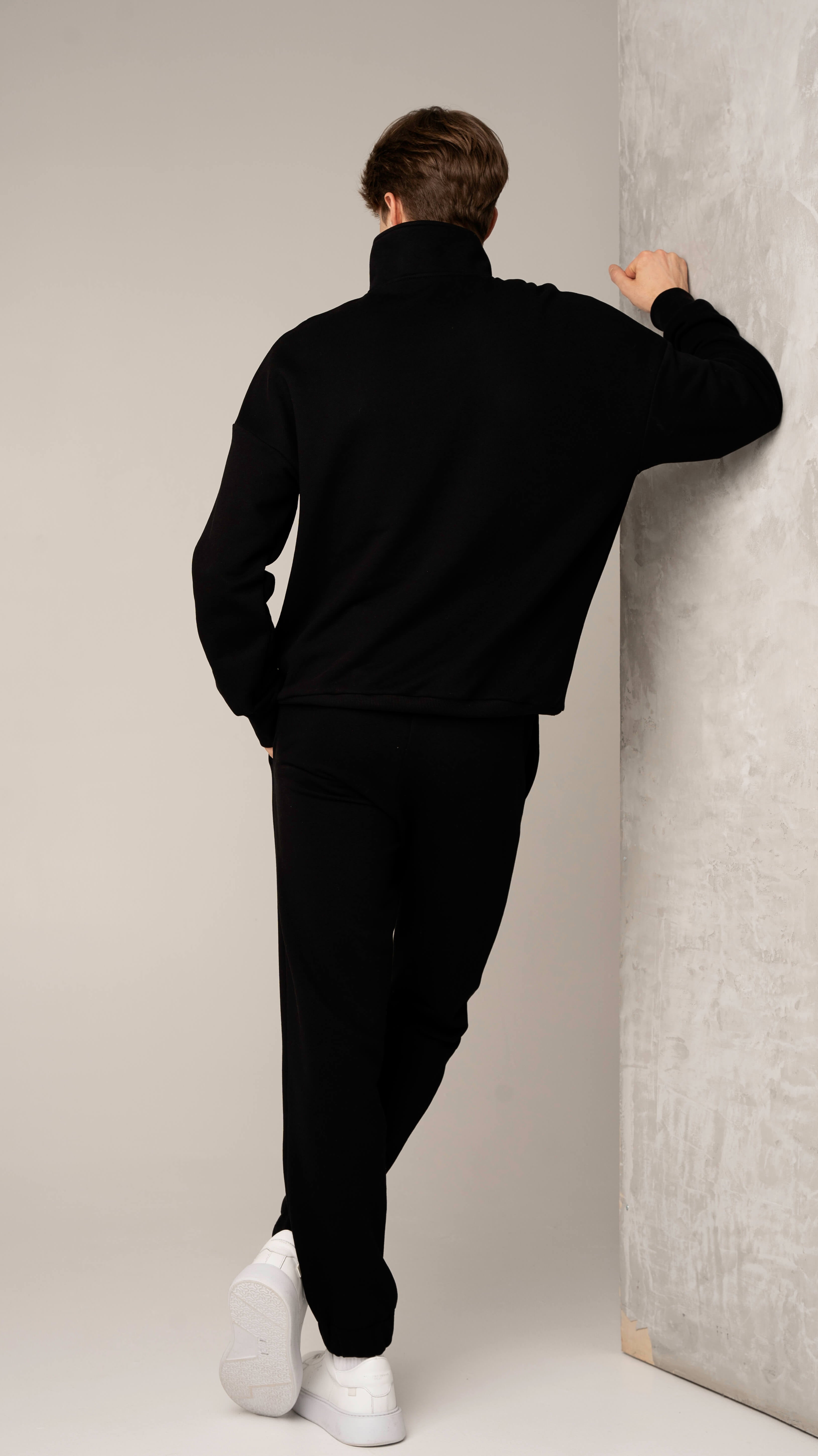 Juodi vyriški laisvalaikio treningai be pūkelio su užtrauktuku ir kelnėmis su raišteliu bei kišenėmis