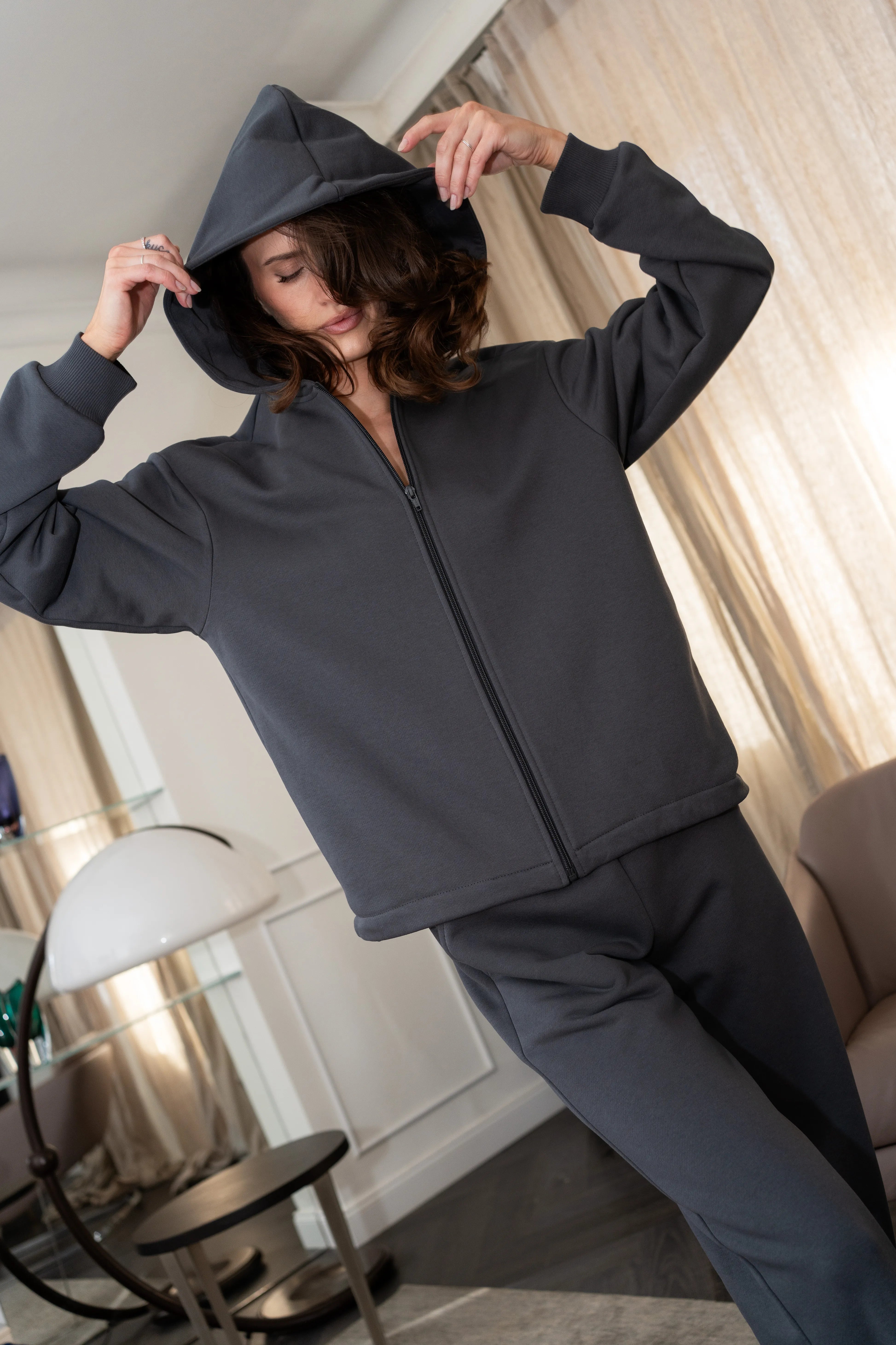 Moteriškas Iron spalvos laisvalaikio kostiumėlis iš Fleece Diagonal Exclusive audinio be pūkelio, modelis su gobtuvu