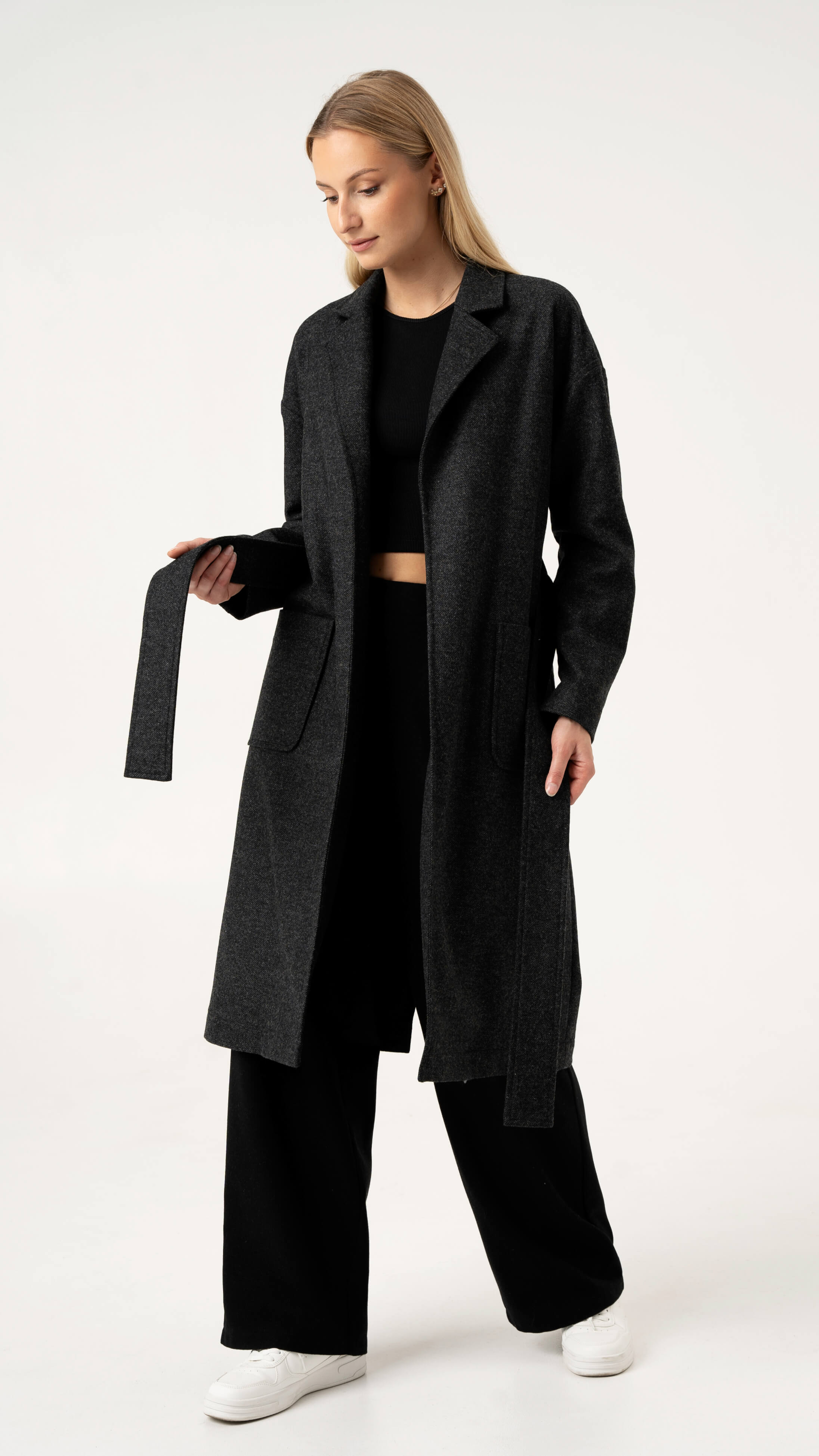 Tamsiai pilkos spalvos moteriškas ilgas paltas rudeniui ir pavasariui