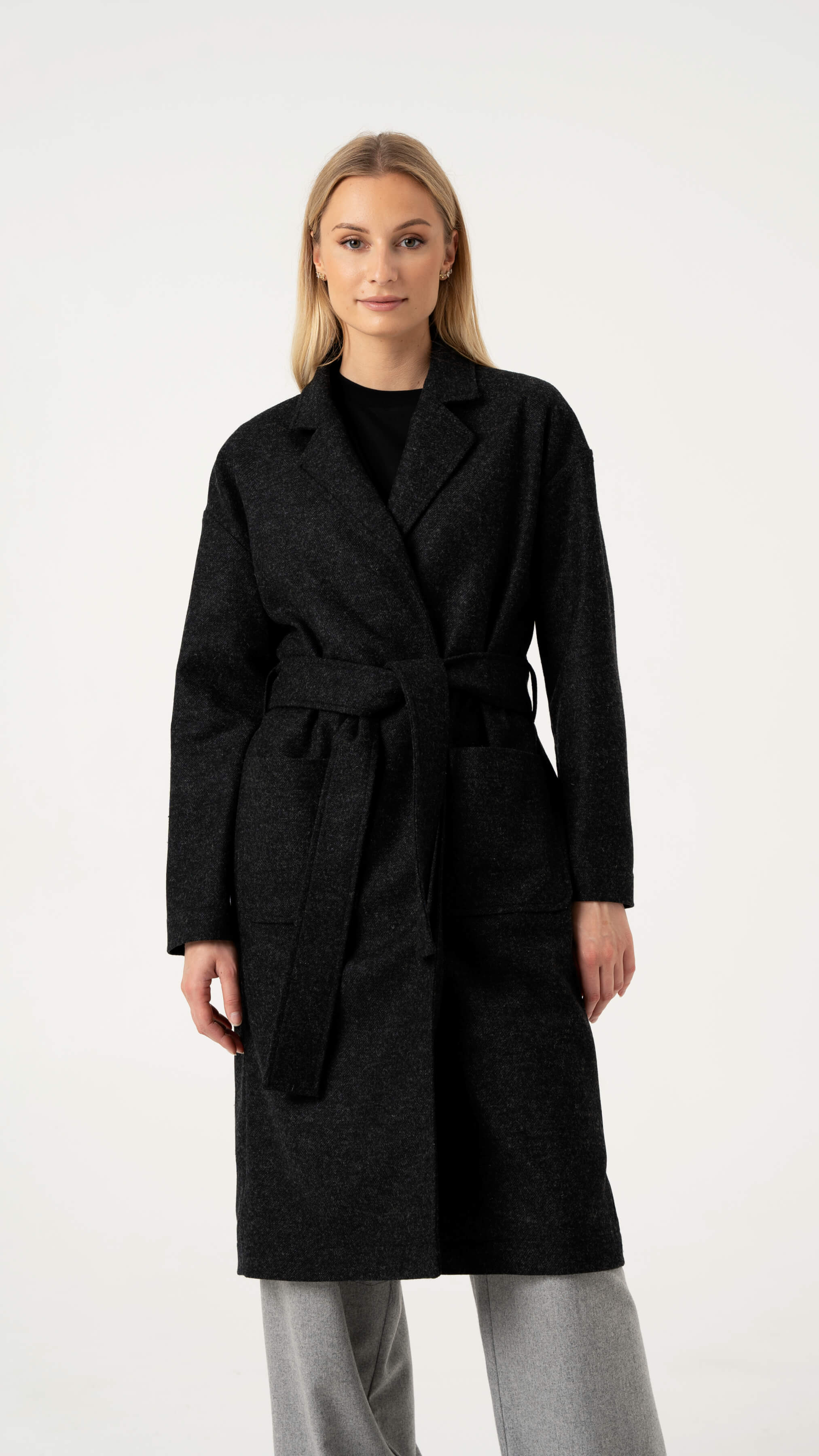 Tamsiai pilkos spalvos moteriškas ilgas paltas rudeniui ir pavasariui