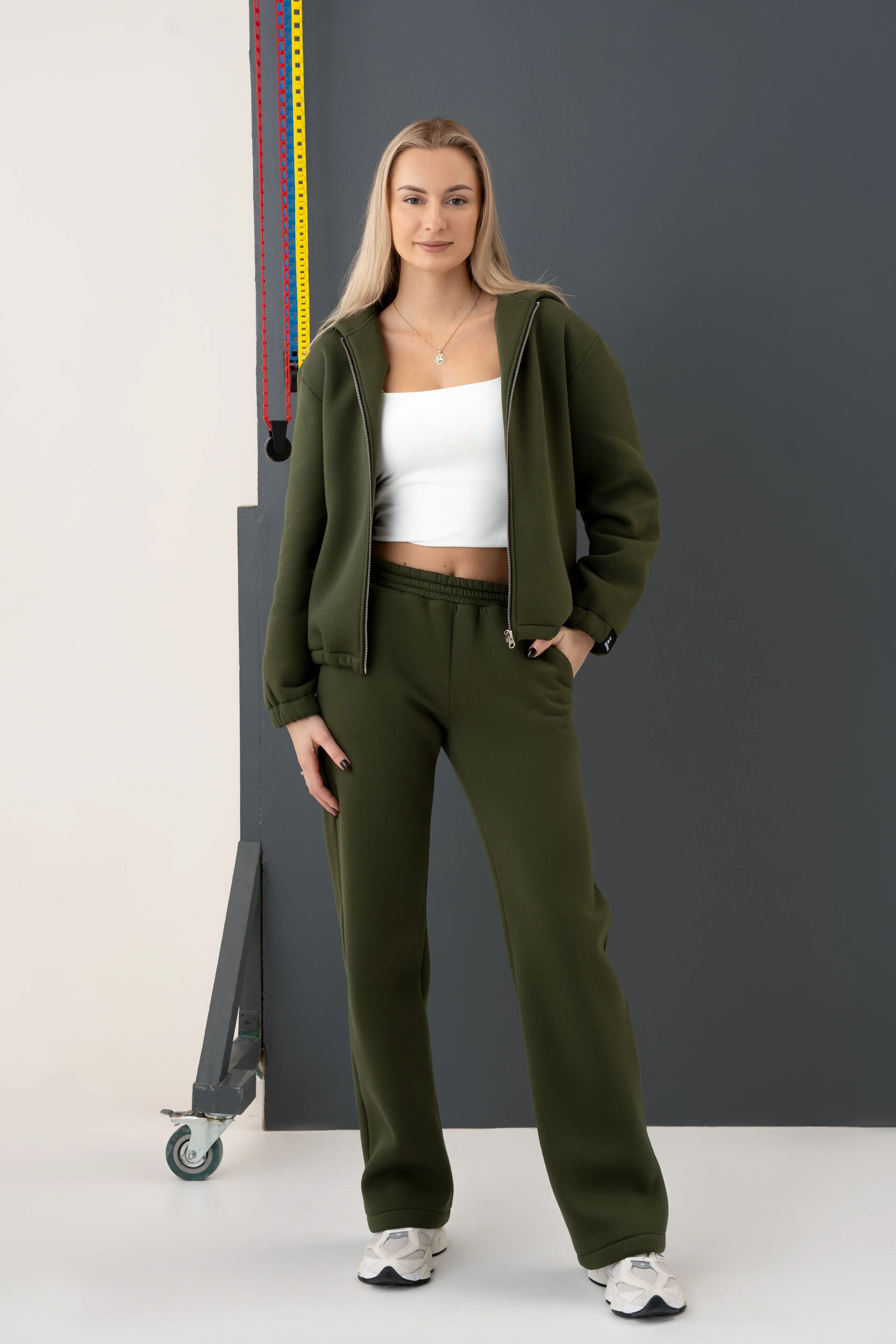 Chaki spalvos moteriškas laisvalaikio treningas su dideliu kapišonu, metaliniu pilno ilgio užtrauktuku ir tiesaus kirpimo kelnėmis