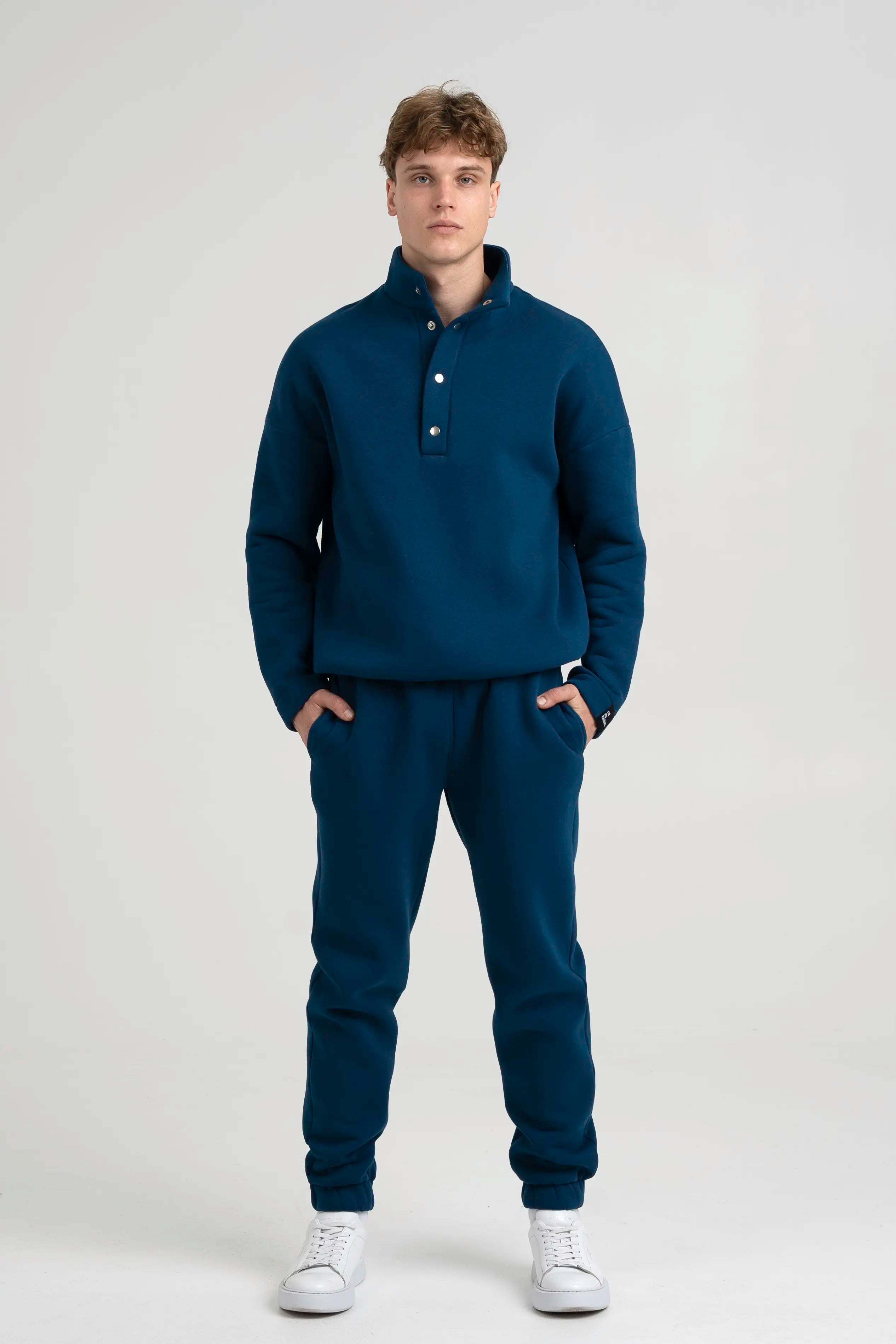 Mėlynos spalvos vyriški treningai su elegantišku užsegimu ant džemperio