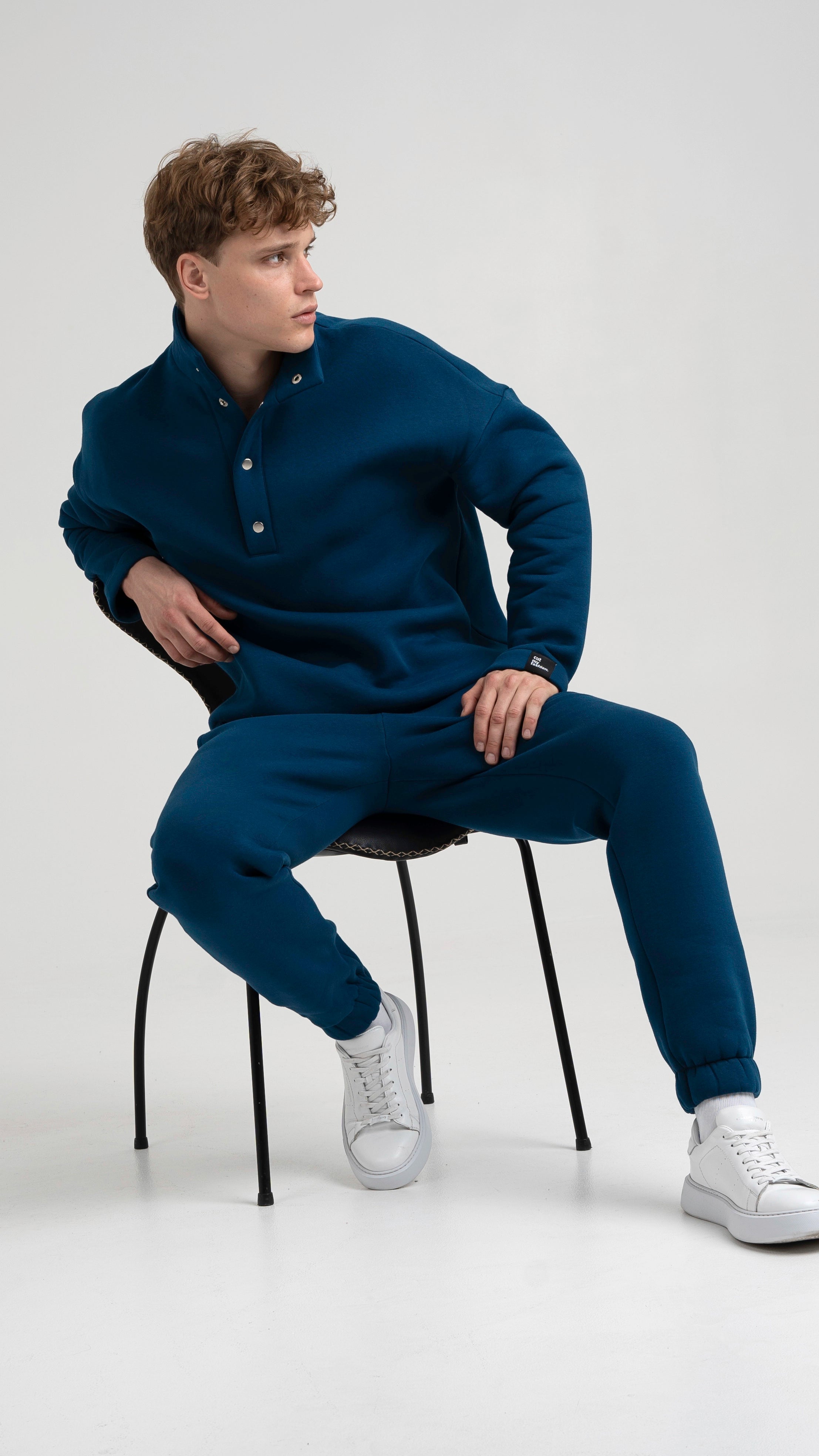 Aukštos kokybės vyriški treningai iš „cutmyfashion“ su unikalia užsegimo detale