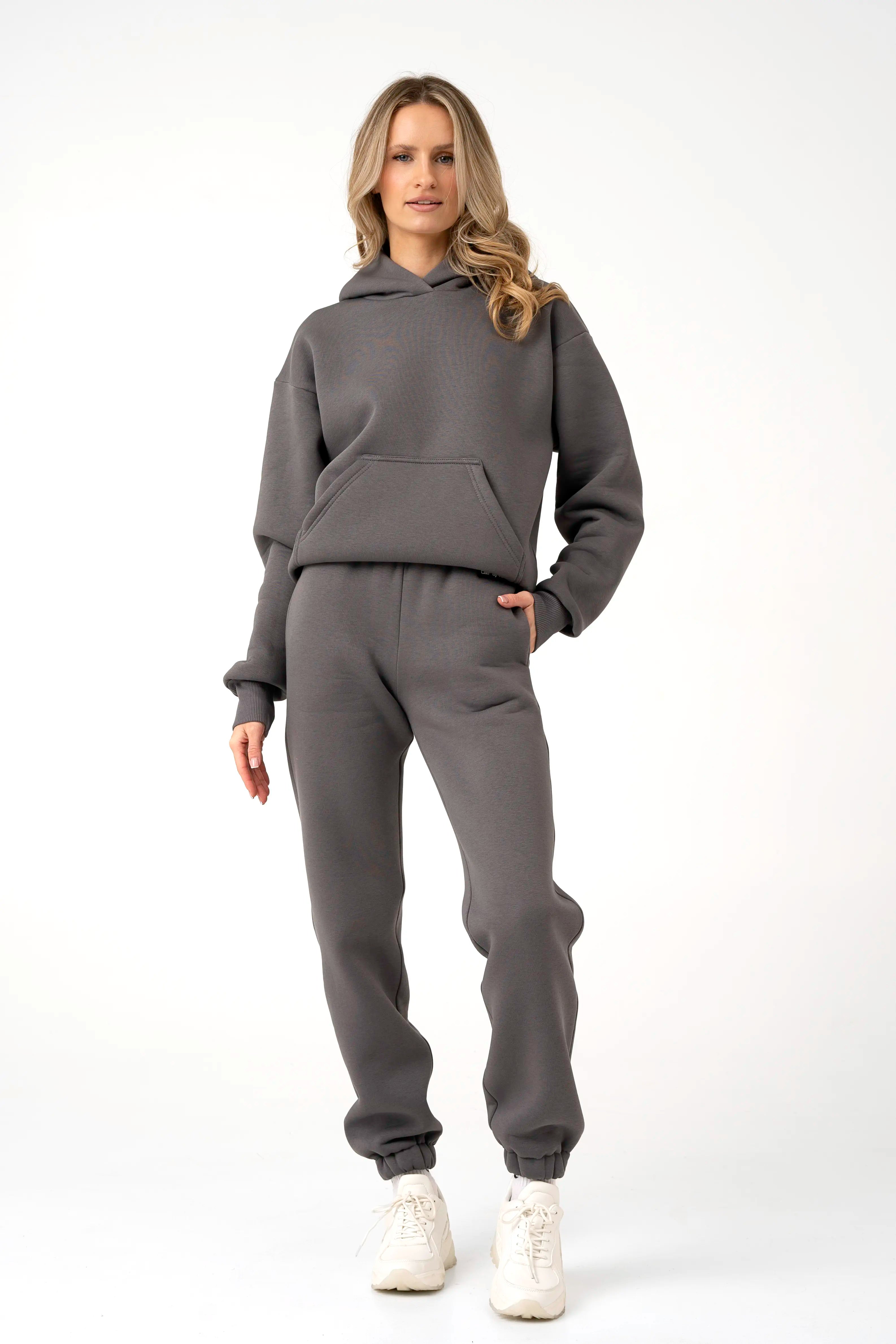 Pilkas moteriškas laisvalaikio treningas su gobtuvu iš cutmyfashion, puikiai tinkantis poilsiui namuose ir pasivaikščiojimams mieste.