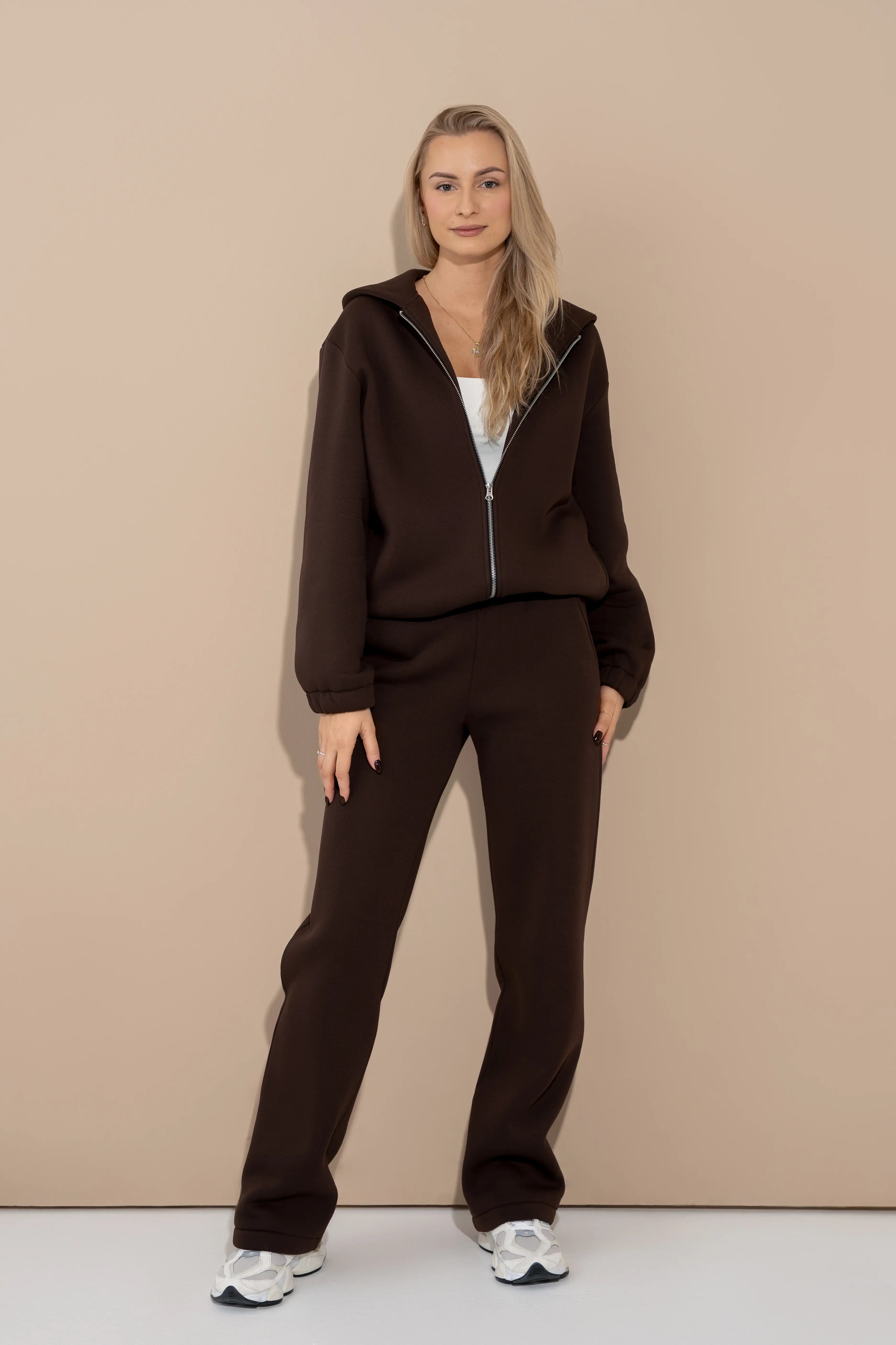 Rudos spalvos moteriškas laisvalaikio treningas su gobtuvu, pilno ilgio metaliniu užtrauktuku ir tiesiomis laisvalaikio kelnėmis