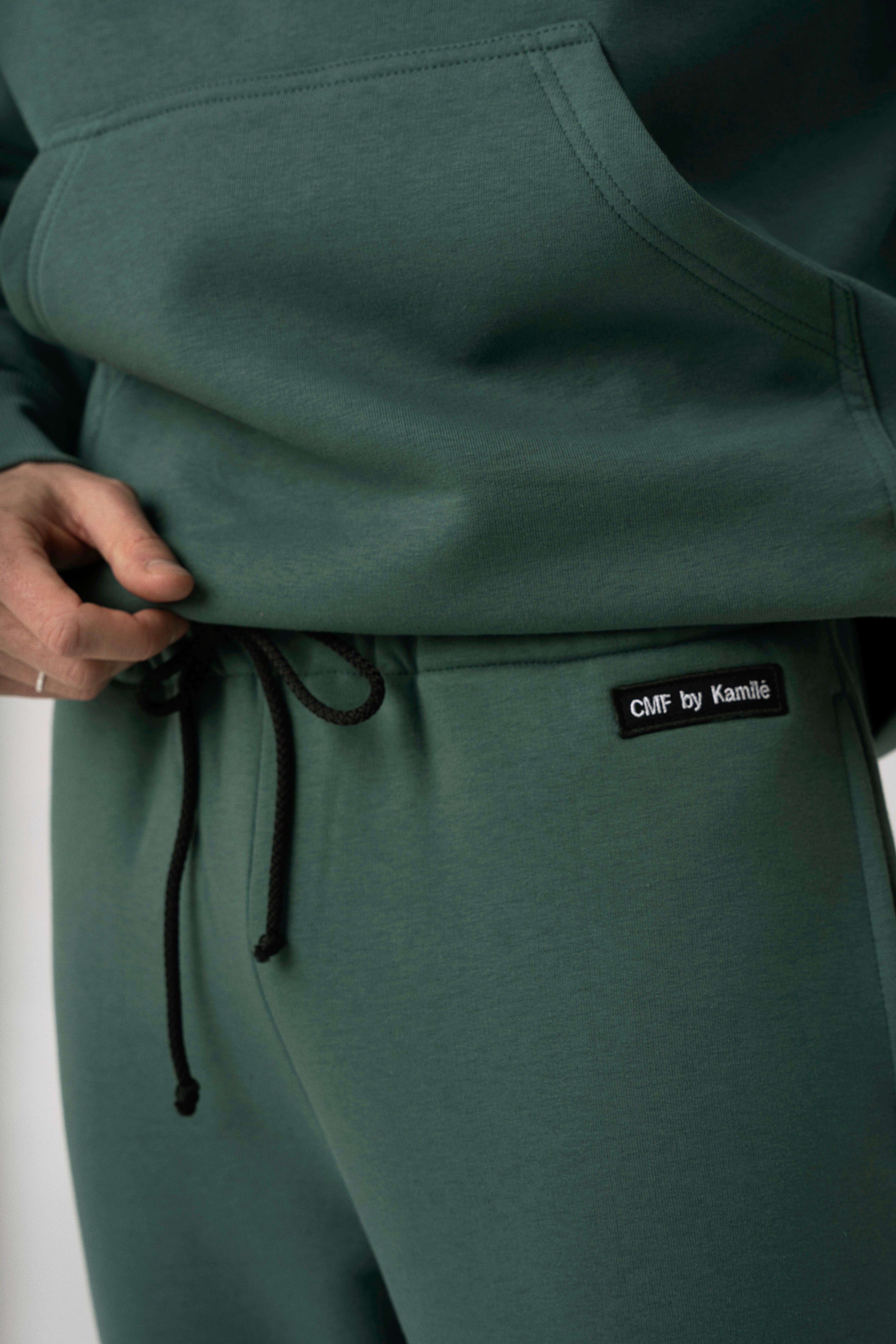 Vyras dėvi CMF By Kamilės laisvalaikio treningus CMF184