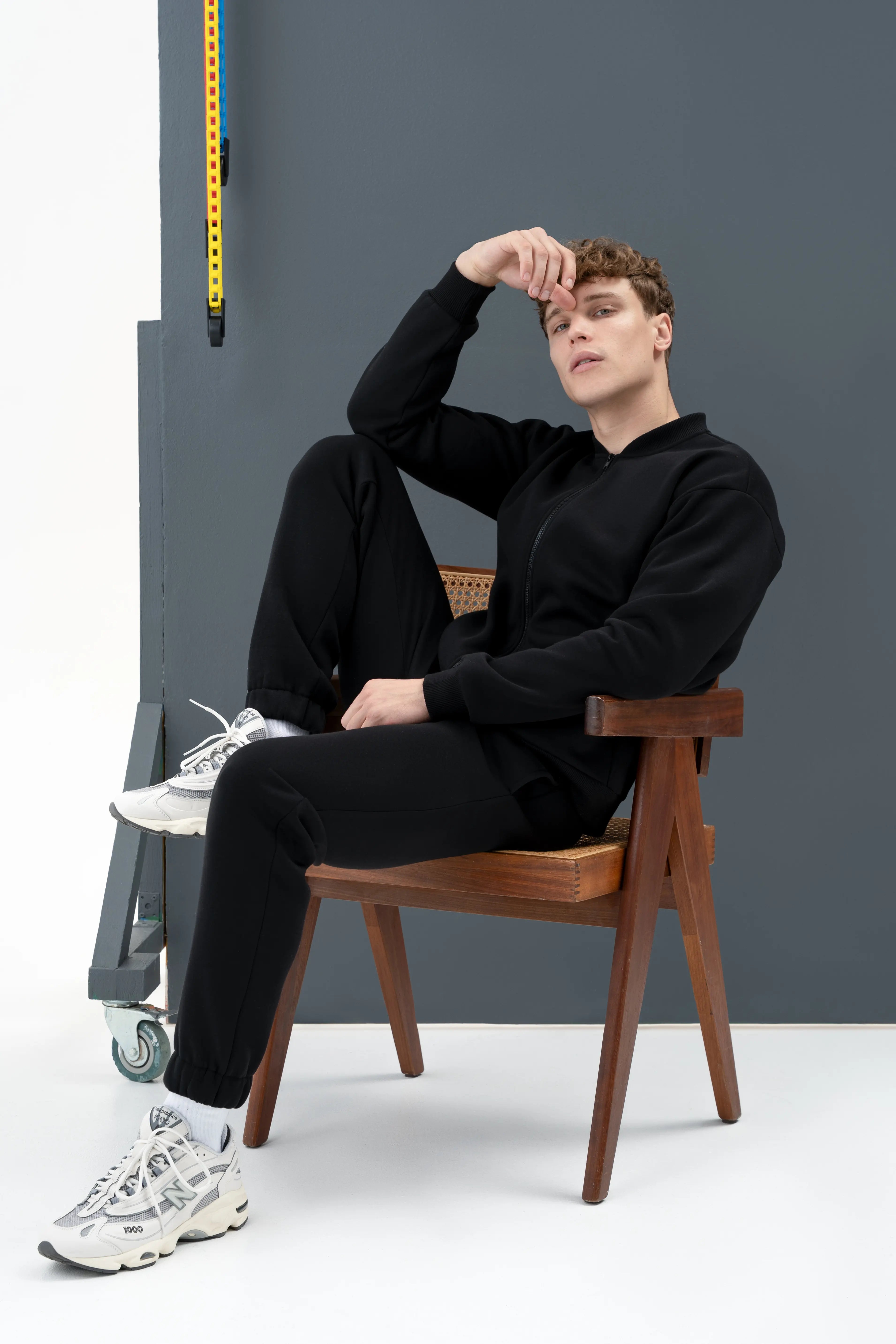 Juodas cutmyfashion treningas vyrams, patogus dėvėti namuose ar aktyvioms atostogoms.