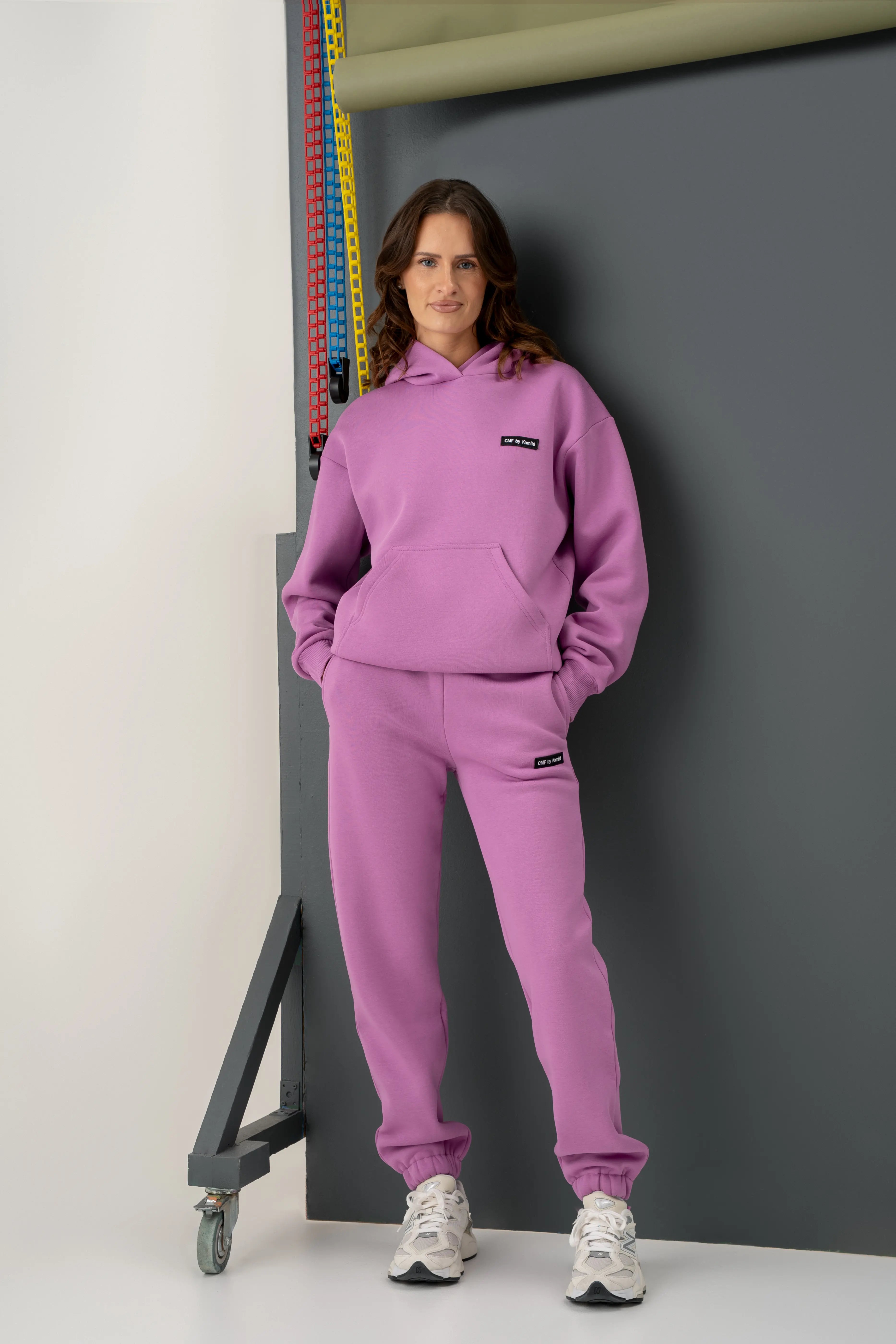 Patogus levandų spalvos treningas su „CMF by Kamilė“ logotipu, pagamintas Lietuvoje mūsų cutmyfashion siuvykloje.