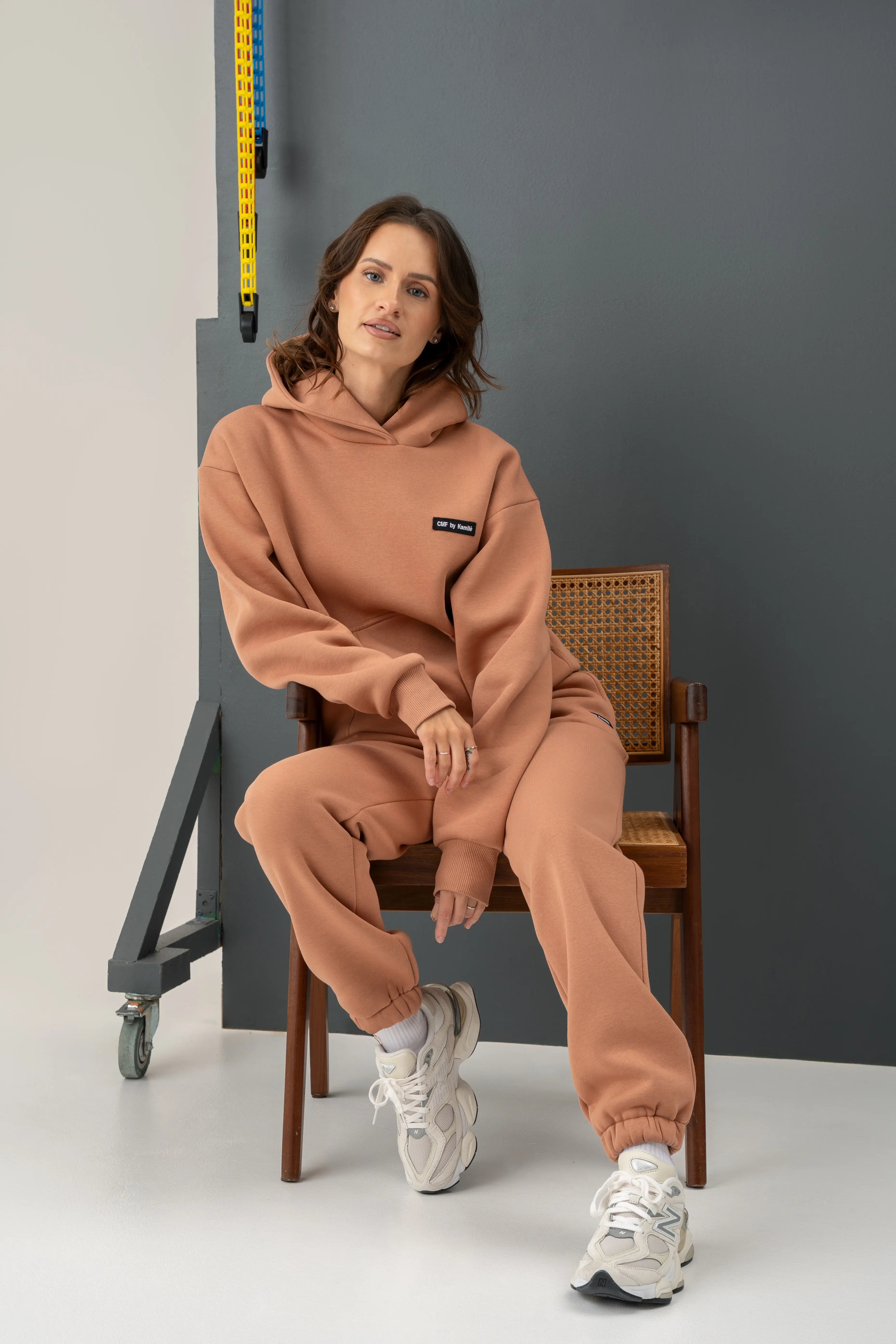 Patogus mocha mousse atspalvio treningas iš cutmyfashion, idealus dėvėti namuose ar pasivaikščiojimui mieste.