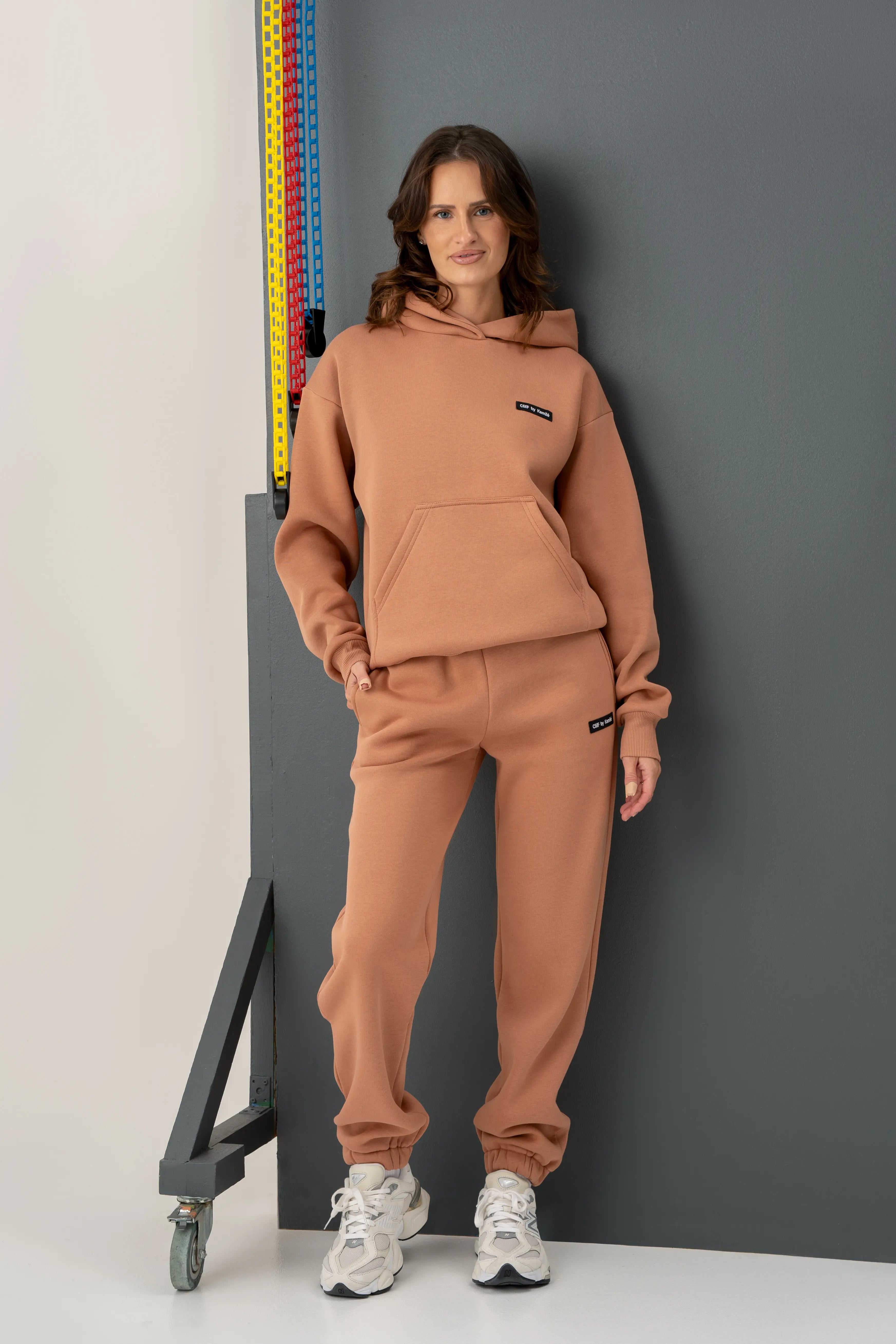 Minkštas ir jaukus moteriškas treningas mocha mousse spalvos, pagamintas Lietuvoje mūsų cutmyfashion siuvykloje.