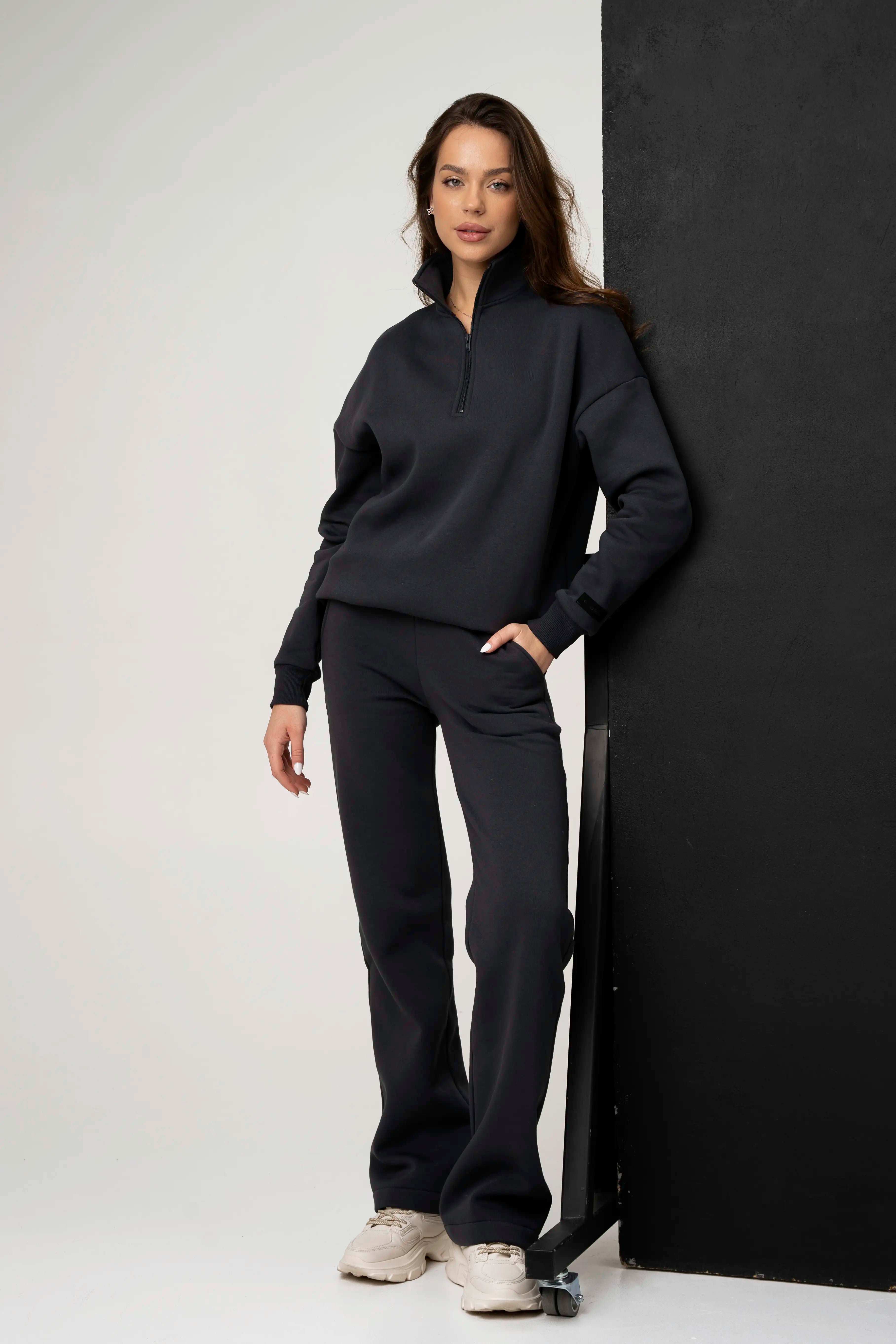 Tamsiai pilkas moteriškas treningas moterims, tiesiomis kelnėmis, sukurtas ir pagamintas Lietuvoje