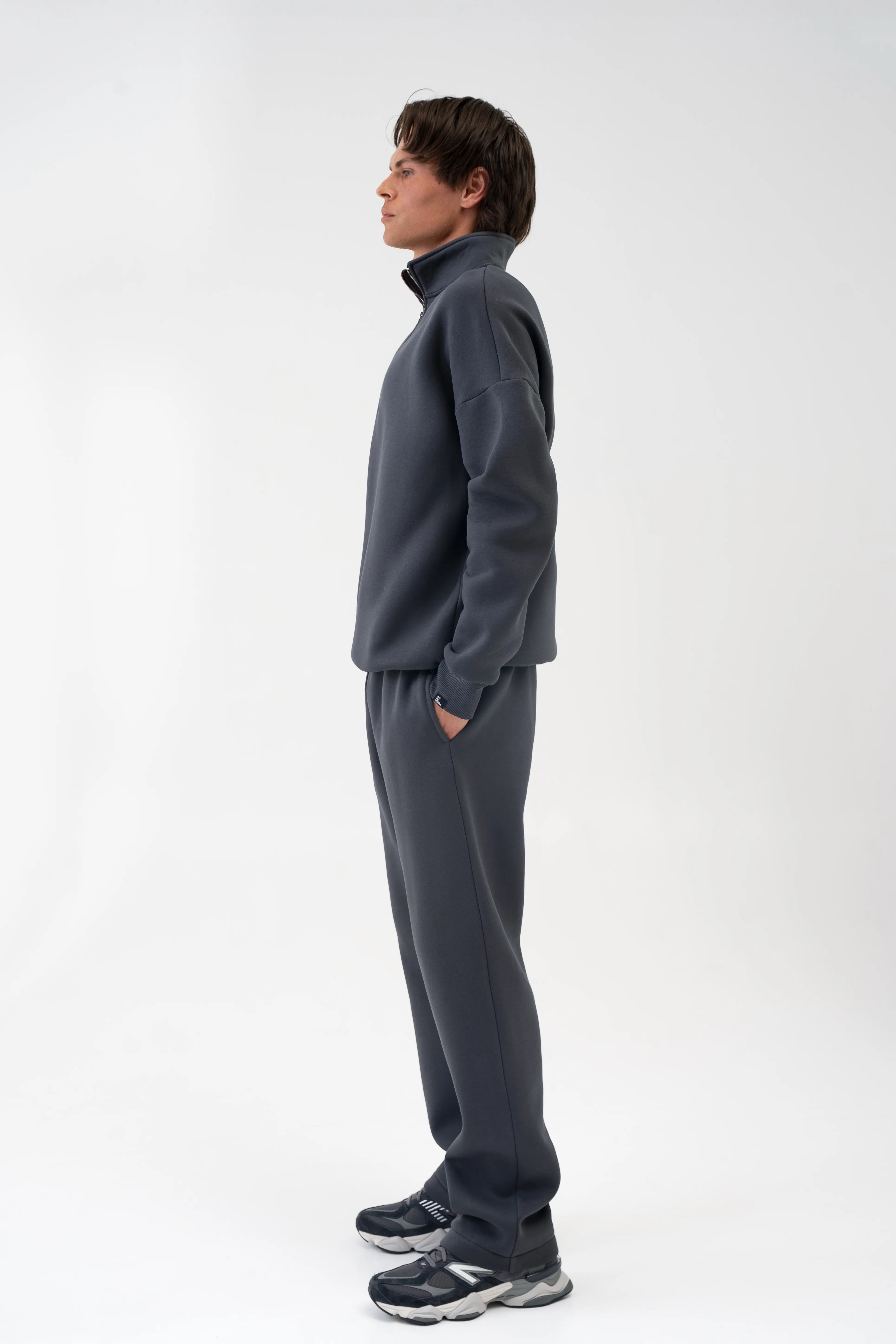 Vyriškas iron spalvos laisvalaikio kostiumėlis su tiesiomis kelnėmis, pilnas šoninis vaizdas