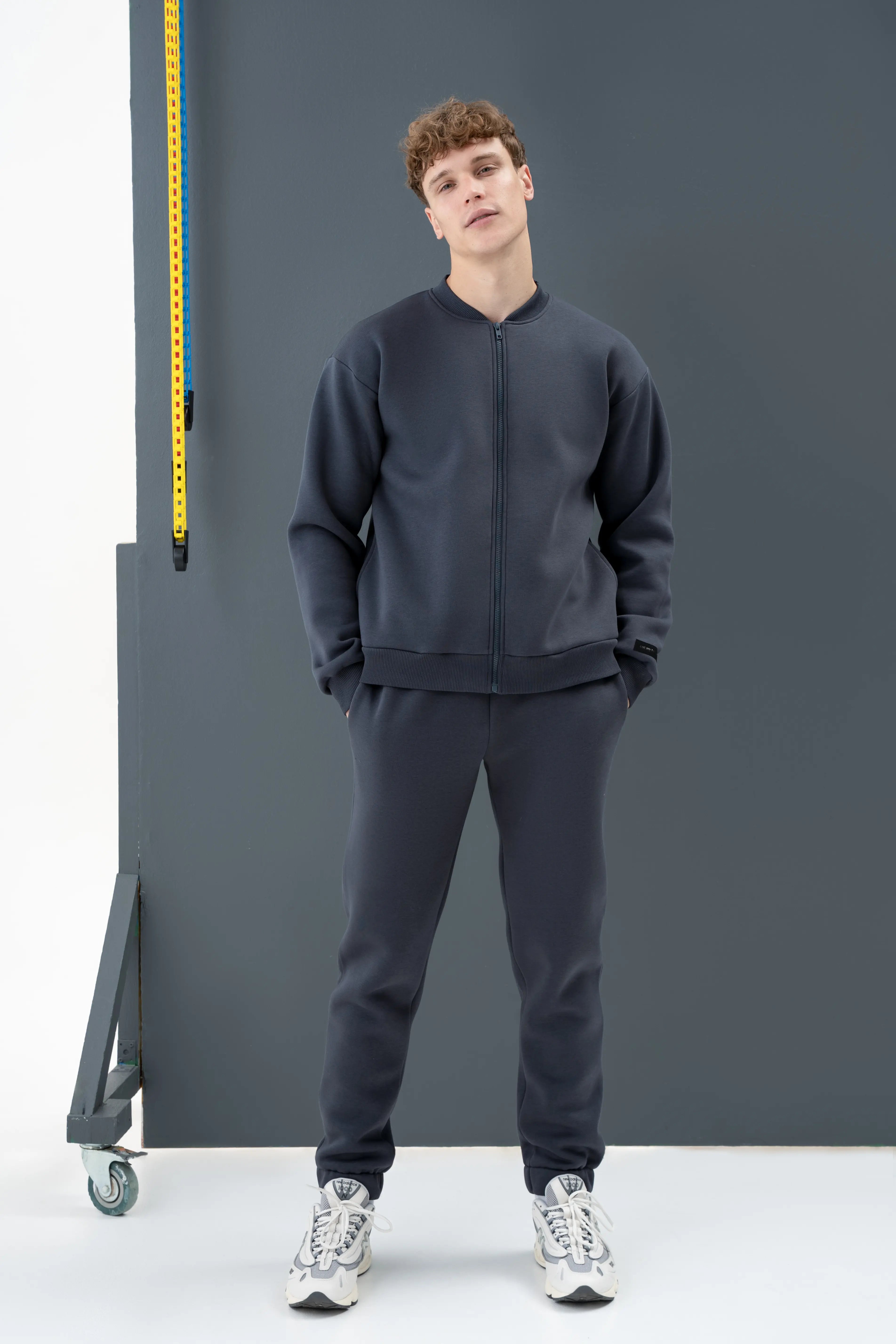 Vyriškas tamsiai pilkas laisvalaikio treningas „Joris“, sukurtas cutmyfashion siuvykloje Lietuvoje, patogus dėvėti kasdien.