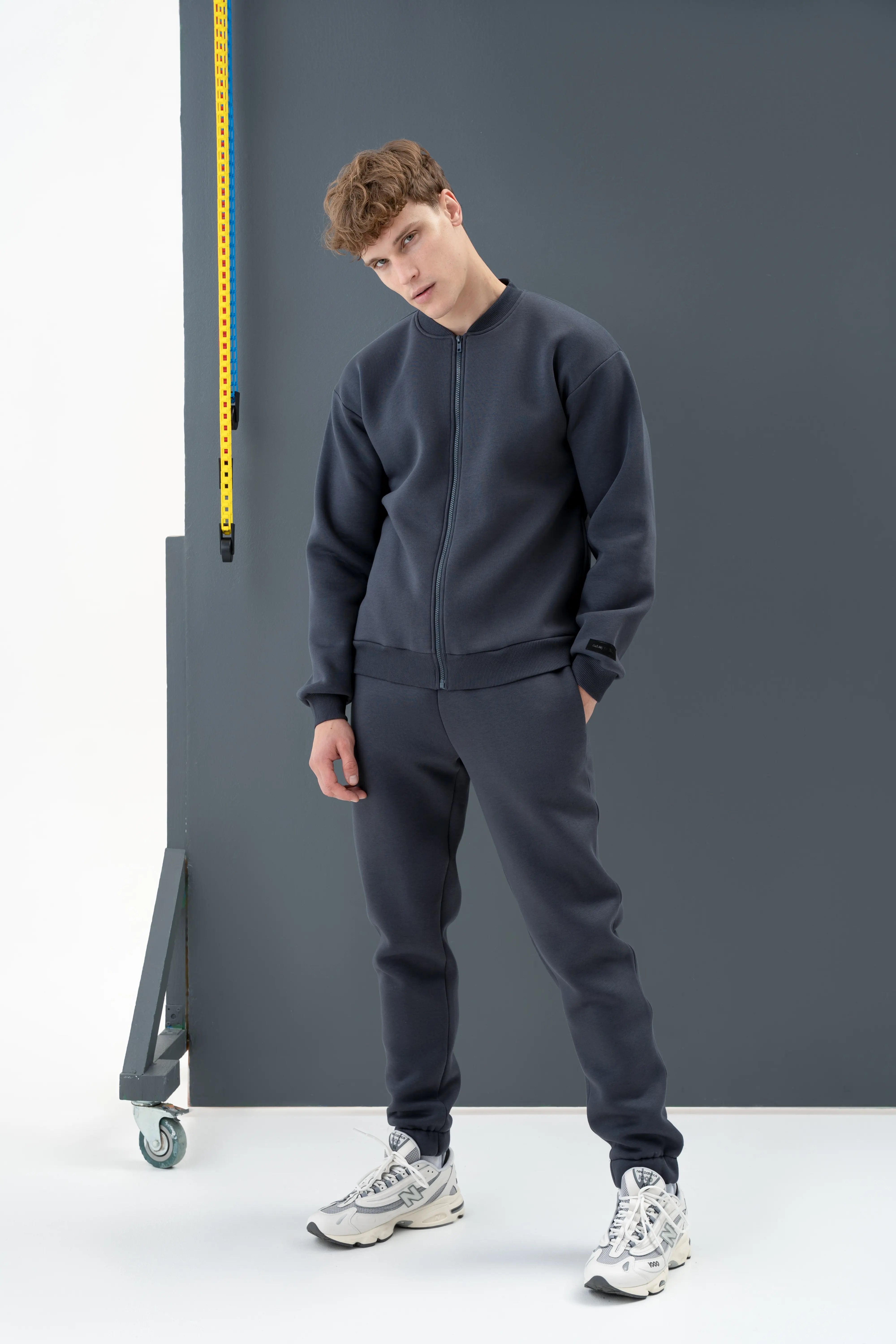 Patogus grafito atspalvio vyriškas treningas iš cutmyfashion, puikiai tinkantis kelionėms ir aktyviam laisvalaikiui.