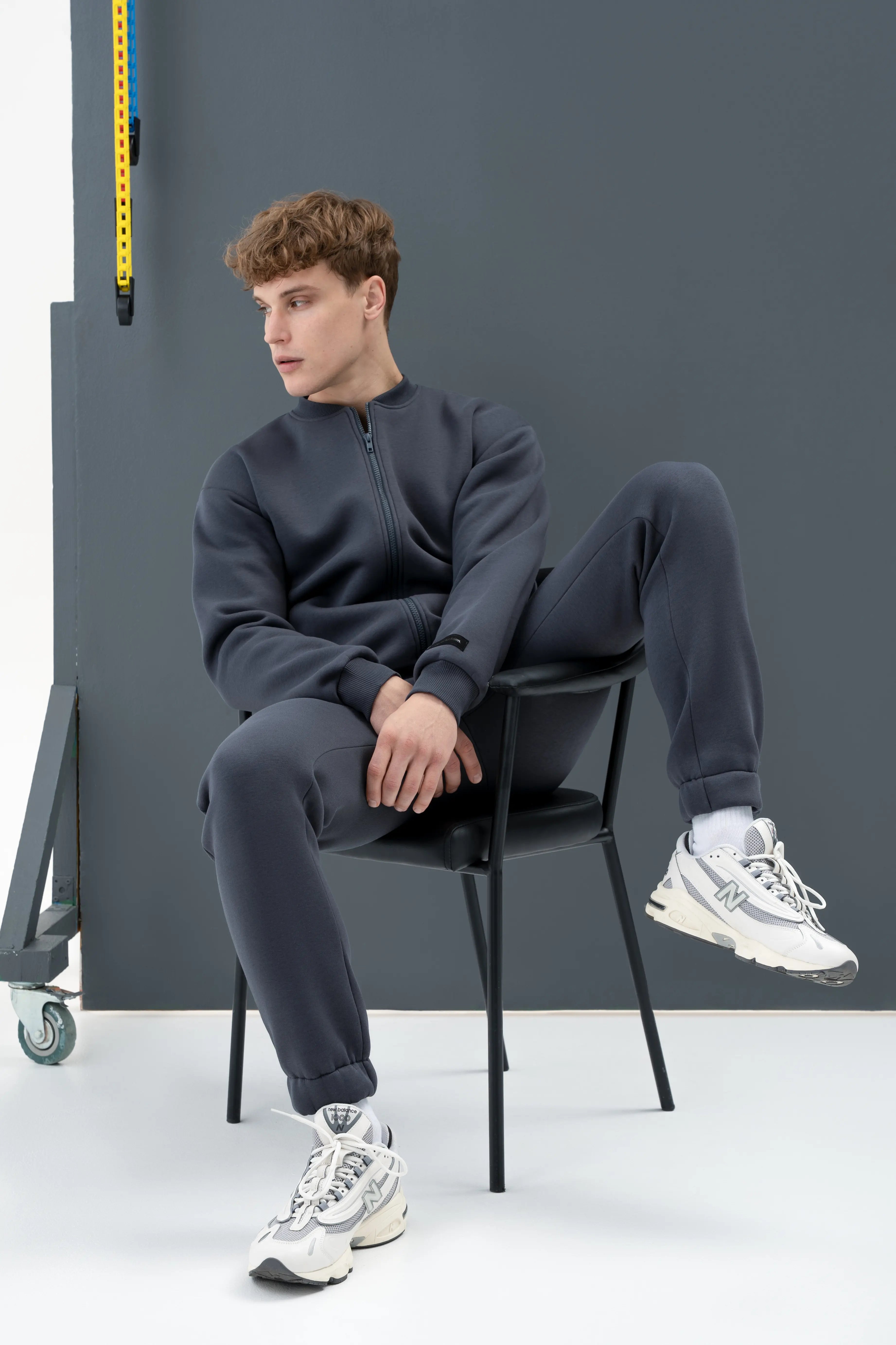 Modernus vyriškas grafito spalvos treningas iš cutmyfashion, derinamas tiek namuose, tiek mieste.