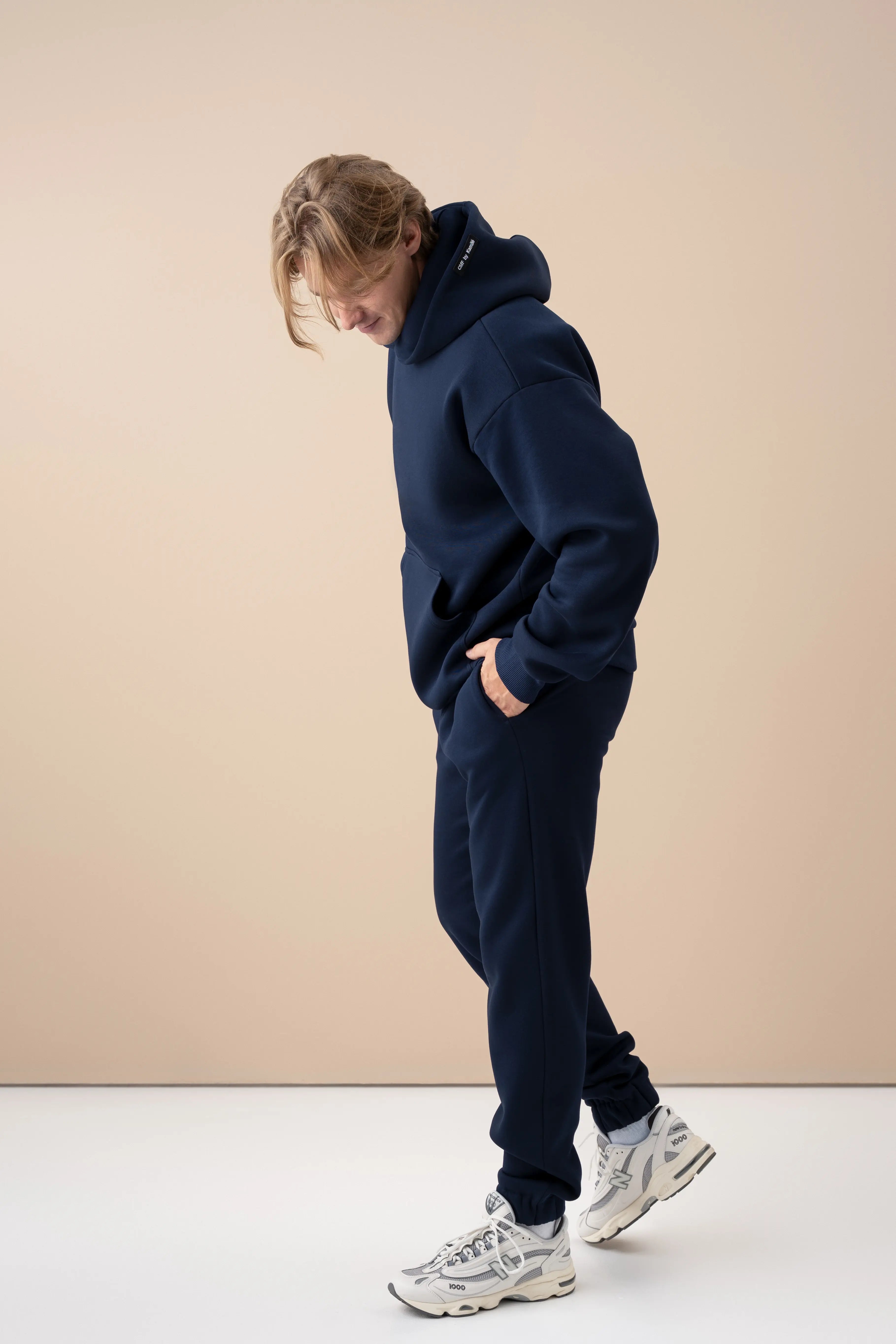 Klasikinis tamsiai mėlynos spalvos treningas vyrams „CMF by Kamilė“, sukurtas patogiam dėvėjimui ir poilsiui.