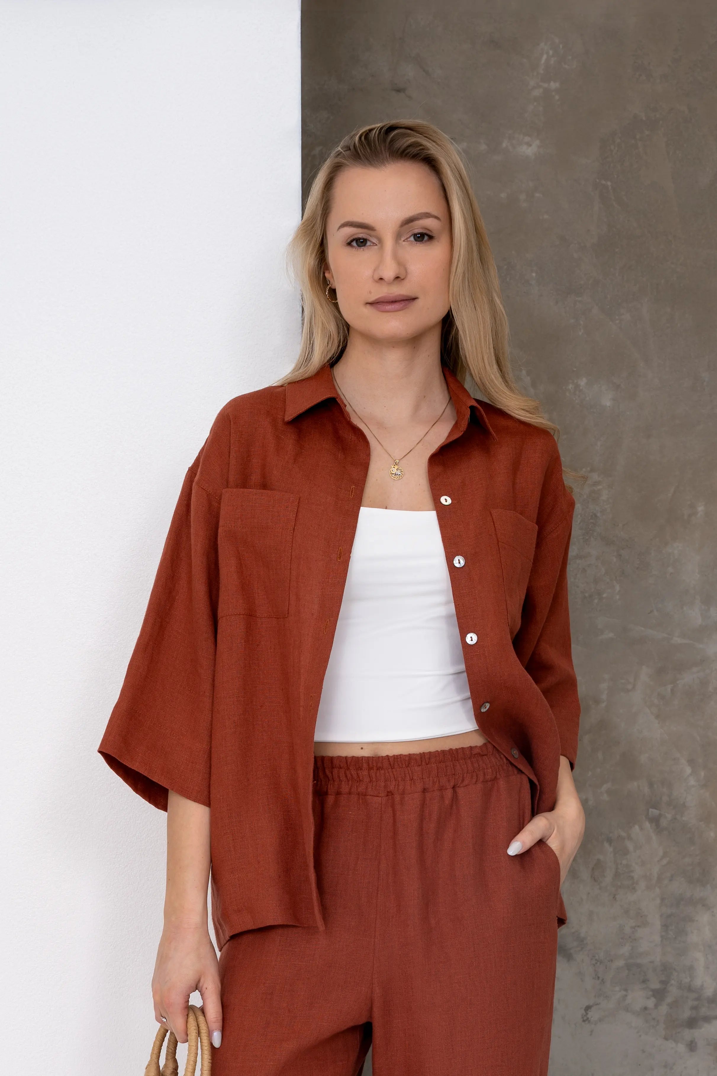 Relaxed-fit brick-colored linen shirt, open shirt with a collar and front pockets
