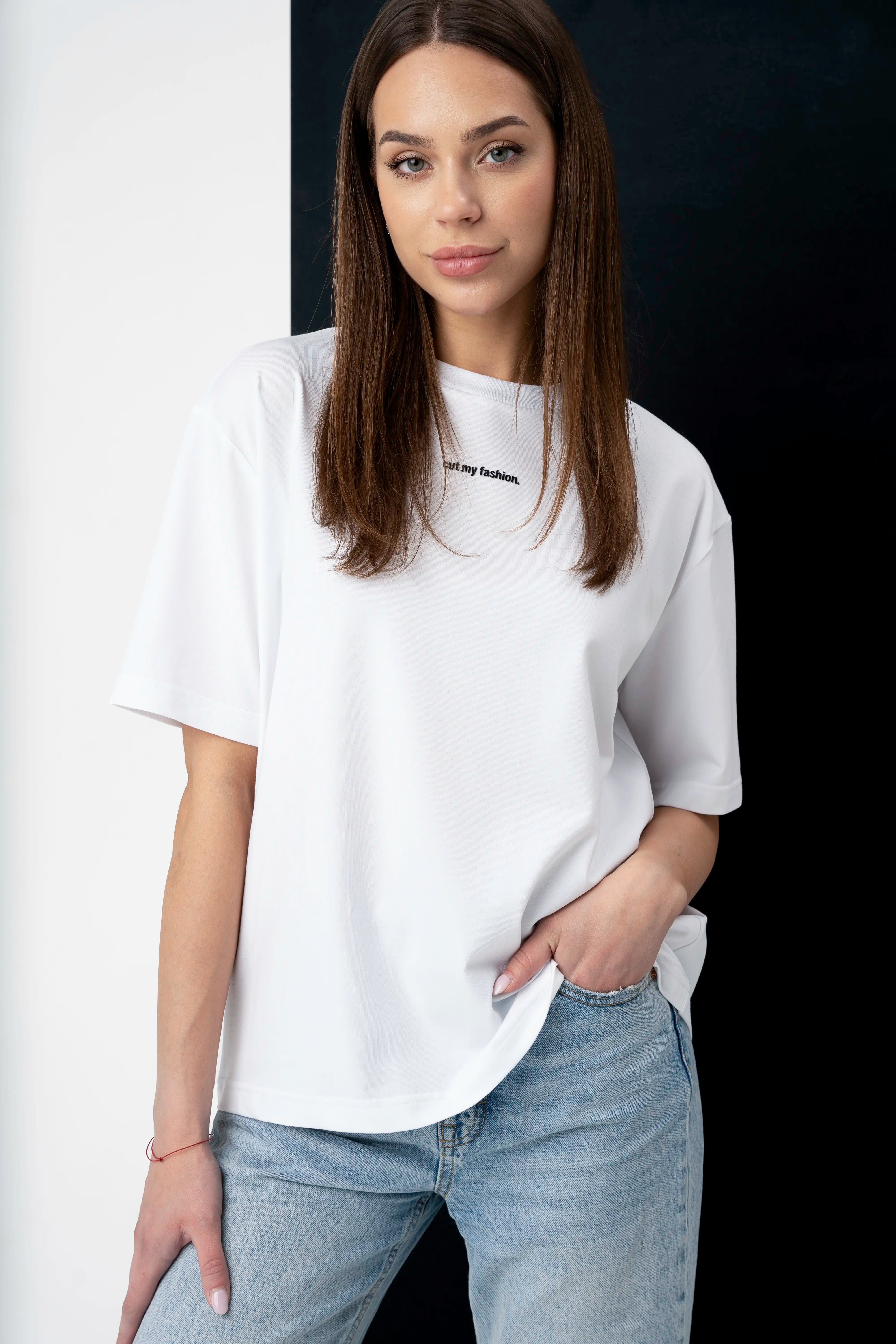 Women's white loose-fit T-shirts made from cotton fabric, oversized style with jeans