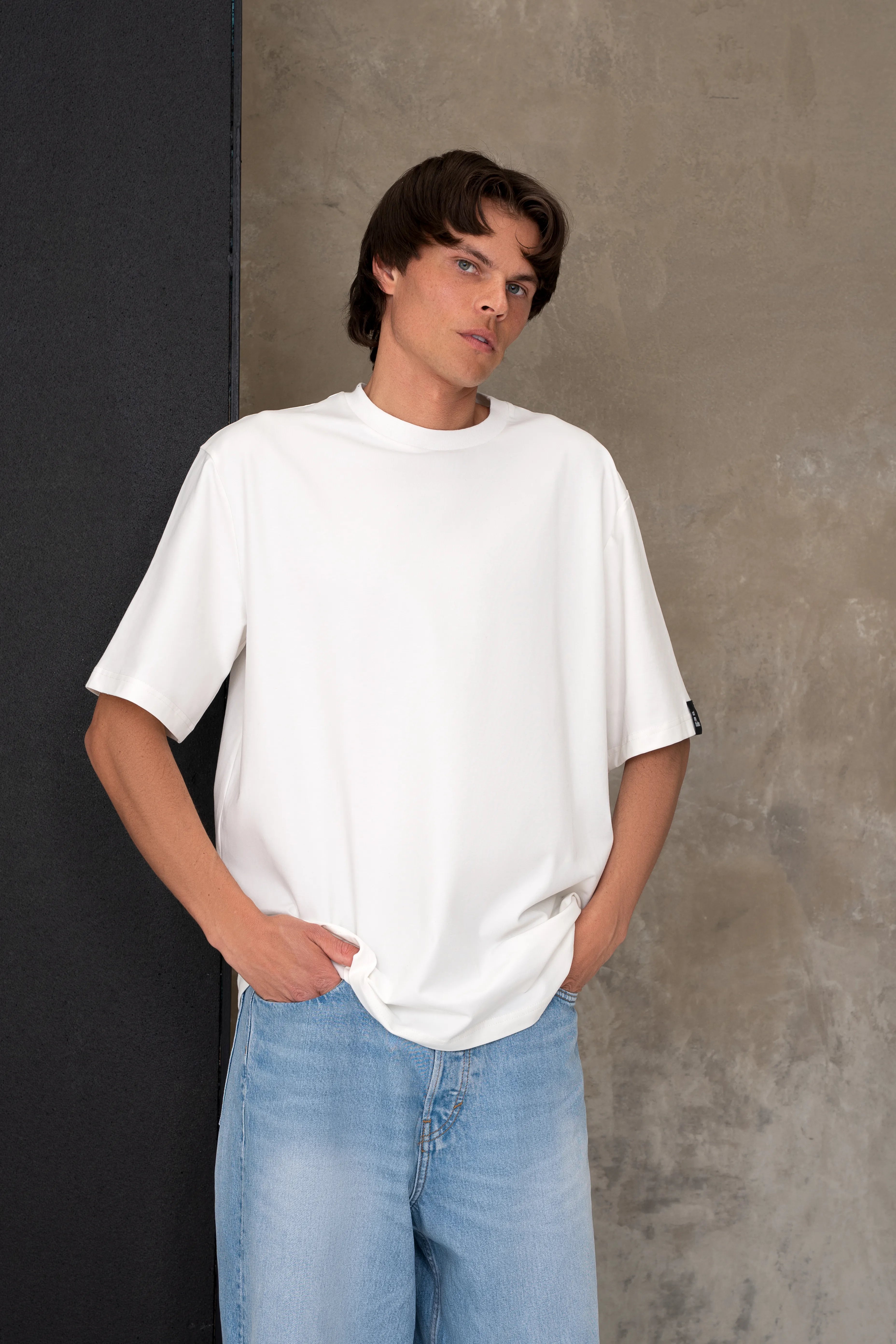 Balti vyriški oversized marškinėliai trumpomis rankovėmis su apvalia iškirpte ir juoda cutmyfashion etikete ant rankovės