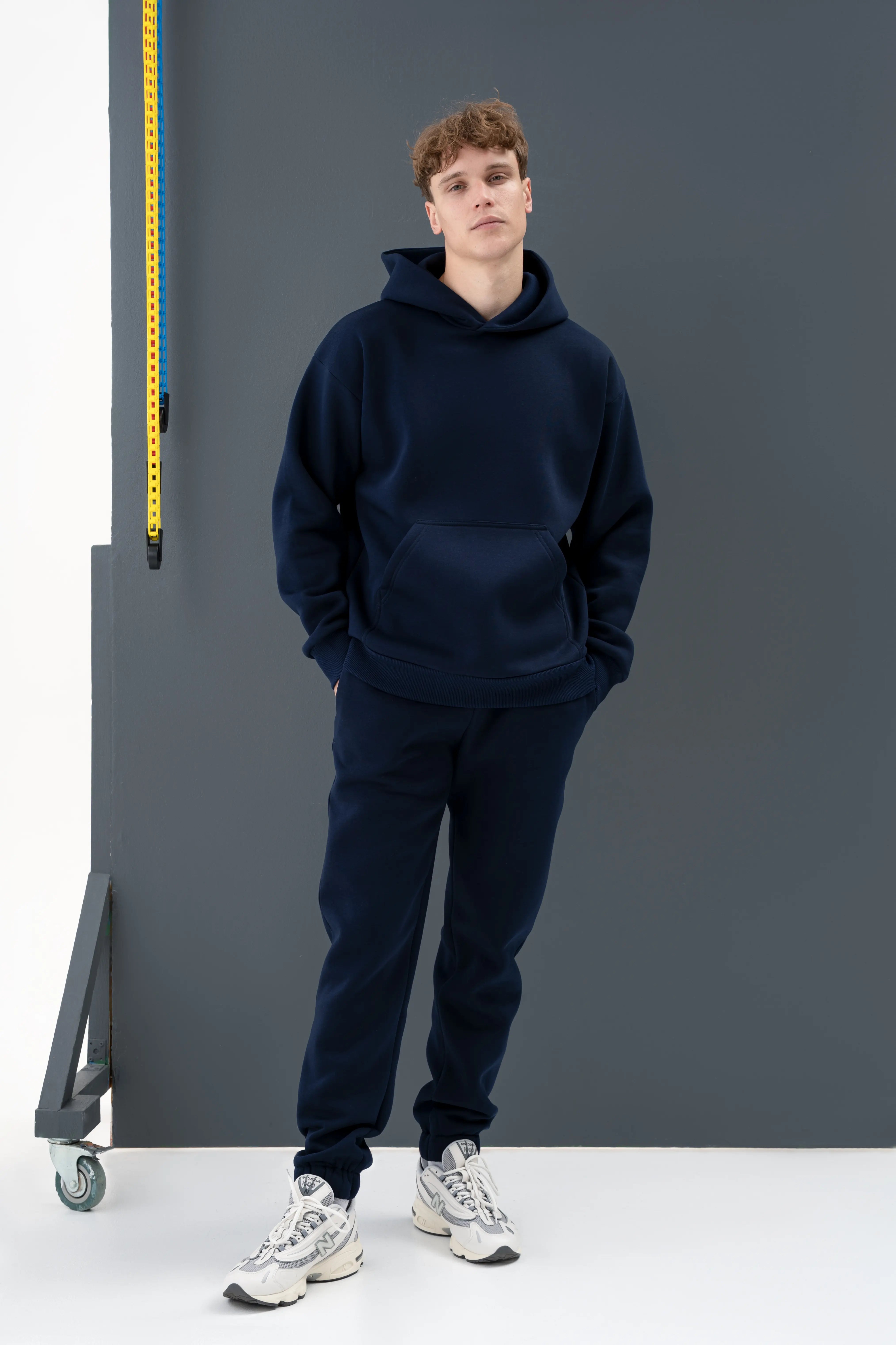 Karališkos mėlynos spalvos treningas vyrams, patogus kasdieniam dėvėjimui ir poilsiui.