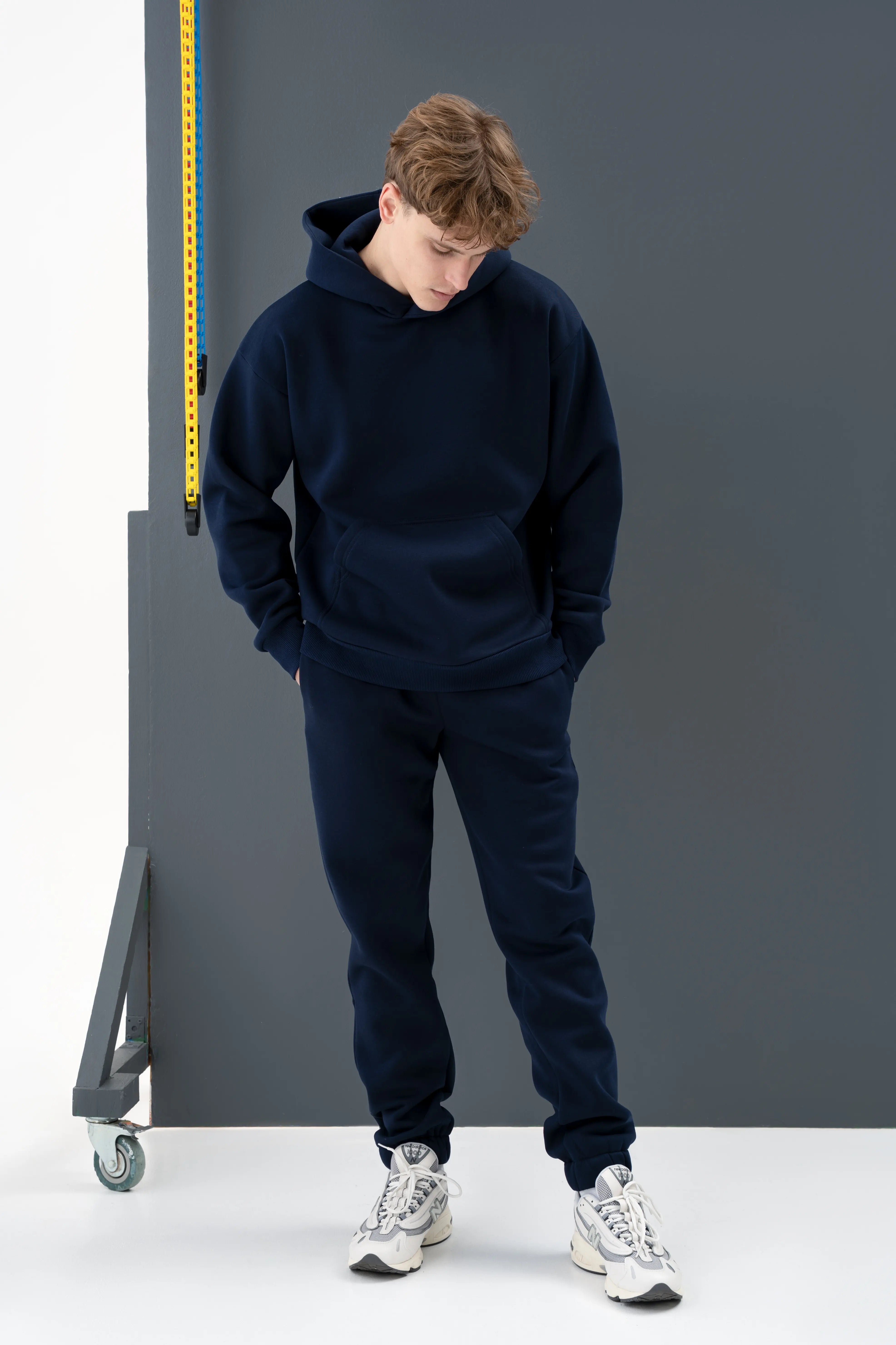 Stilingas mėlynas laisvalaikio treningas su džemperiu ir kelnėmis, sukurtas Lietuvoje.
