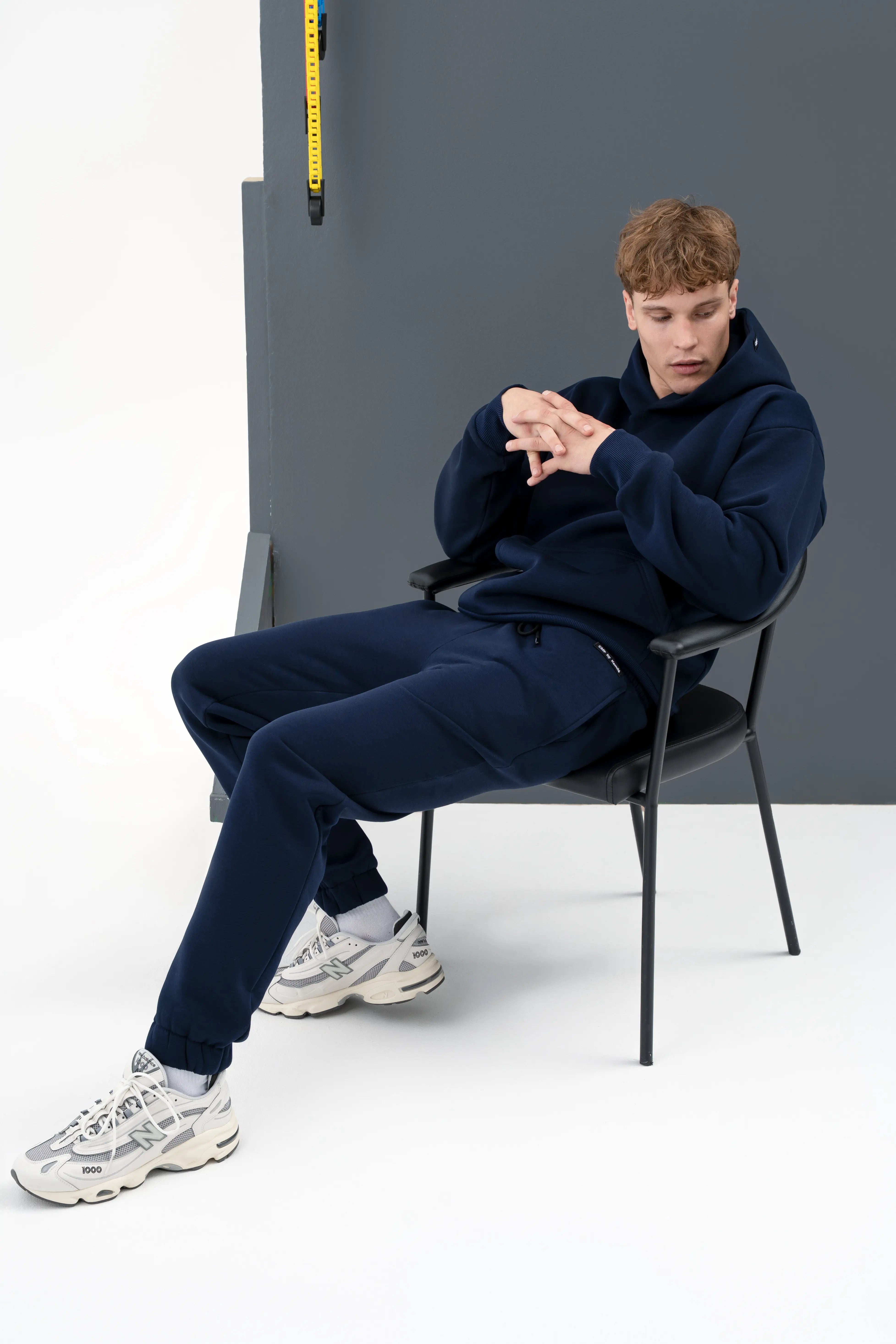 Tamsiai mėlynas vyriškas treningas, puikiai tinkantis atostogoms.