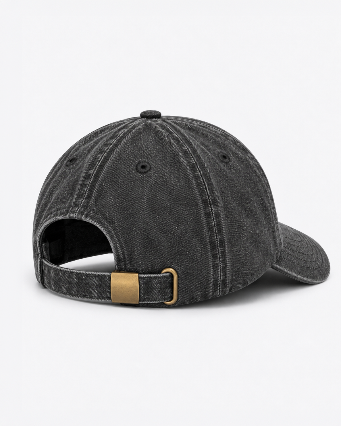 cutmyfashion kepurės galinė dalis su reguliuojamu dirželiu ir metaline sagtimi.