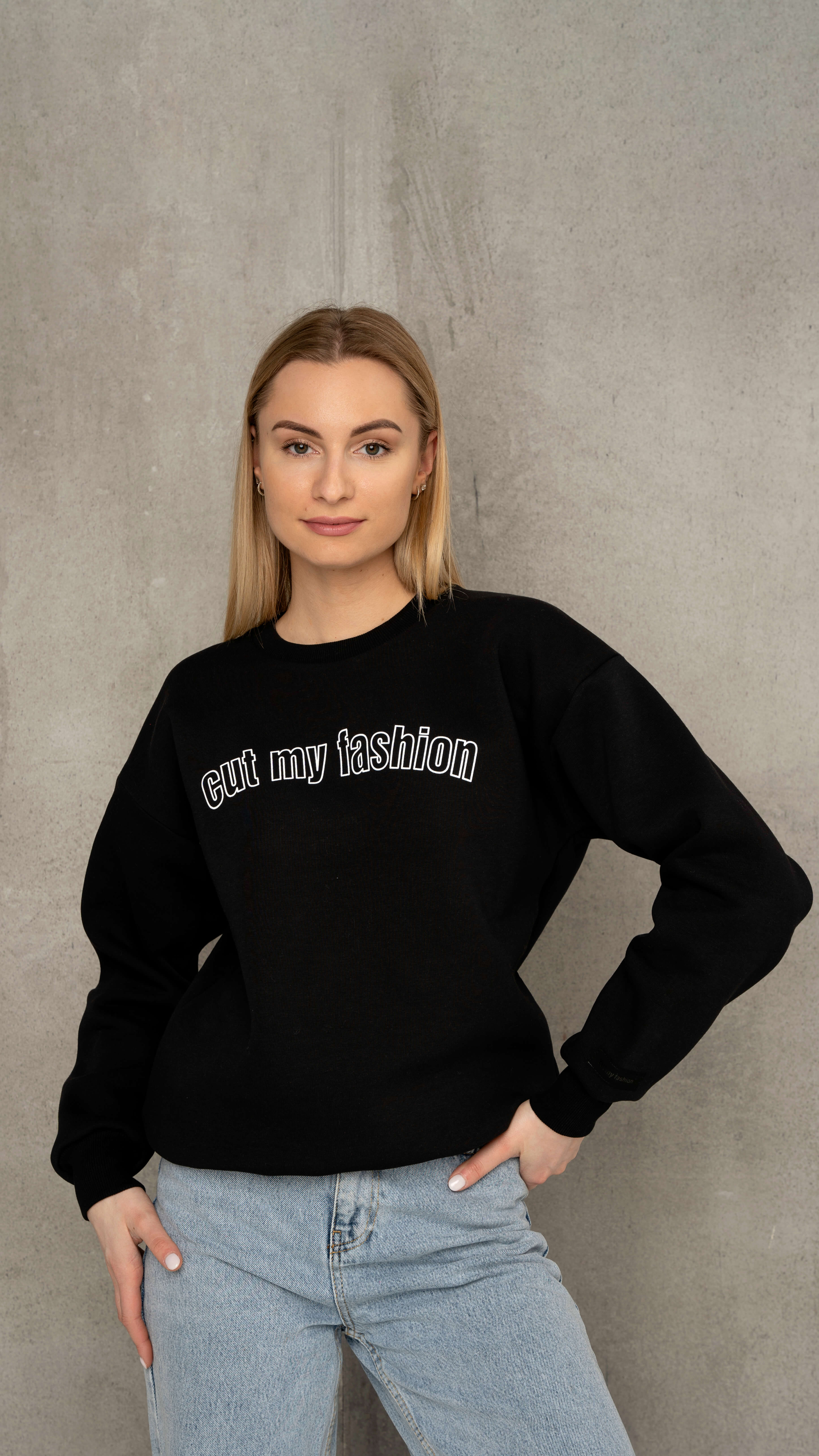 Juodos spalvos oversized moteriškas džemperis cutmyfashion