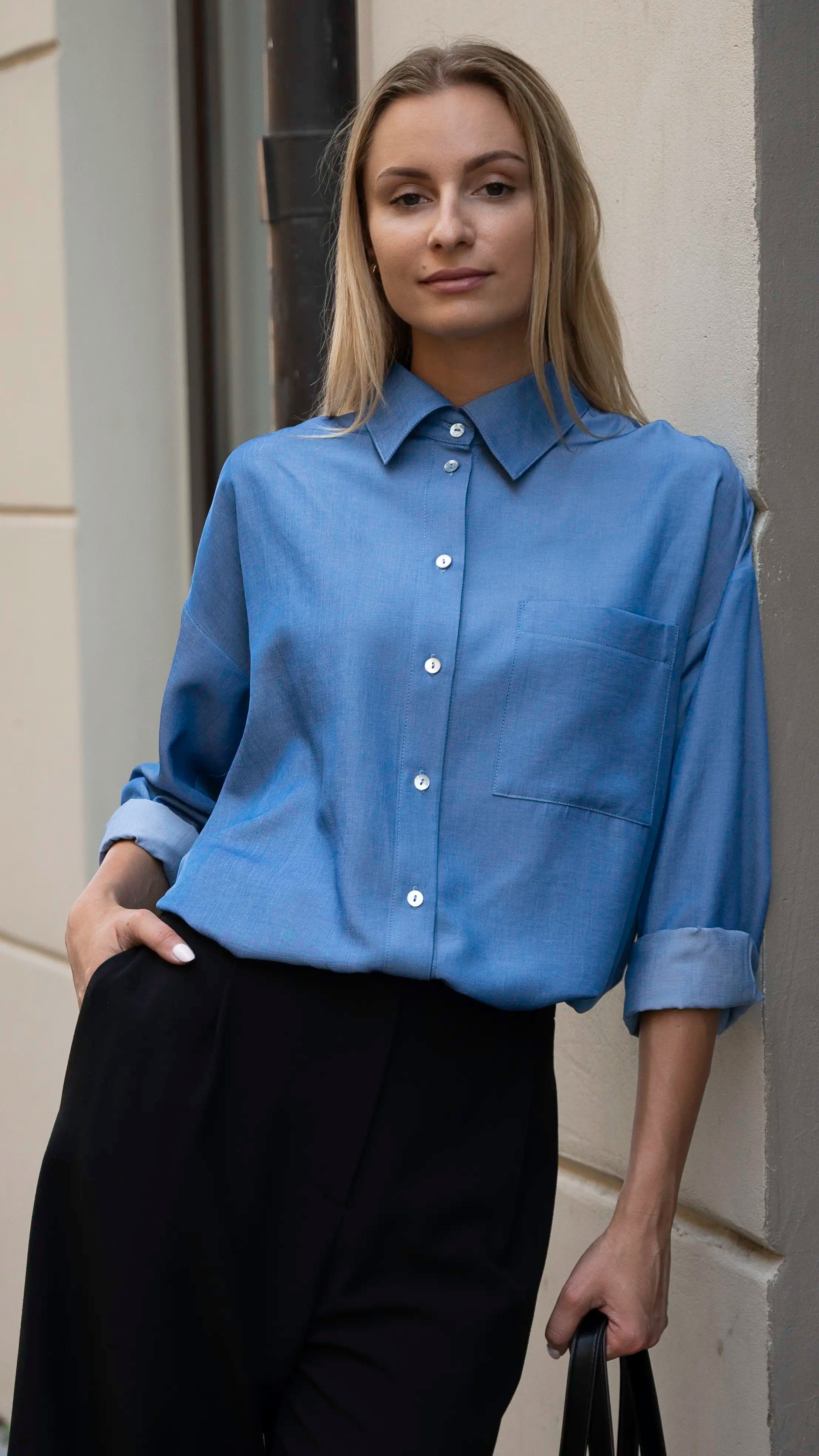 Mergina apsirengusi mėlynais klasikiniais cut my fashion marškiniais
