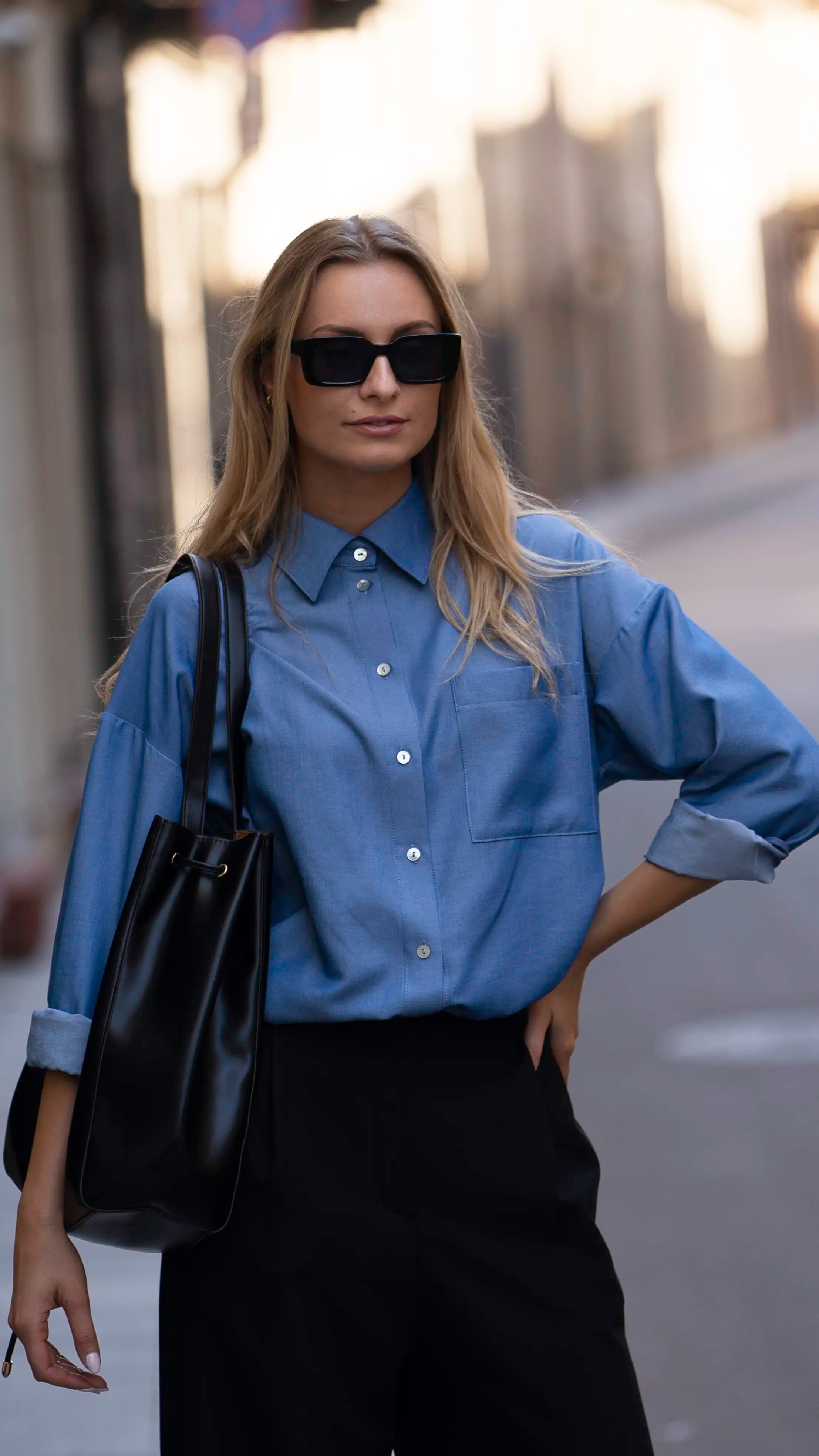 Mergina apsirengusi mėlynais klasikiniais cut my fashion marškiniais