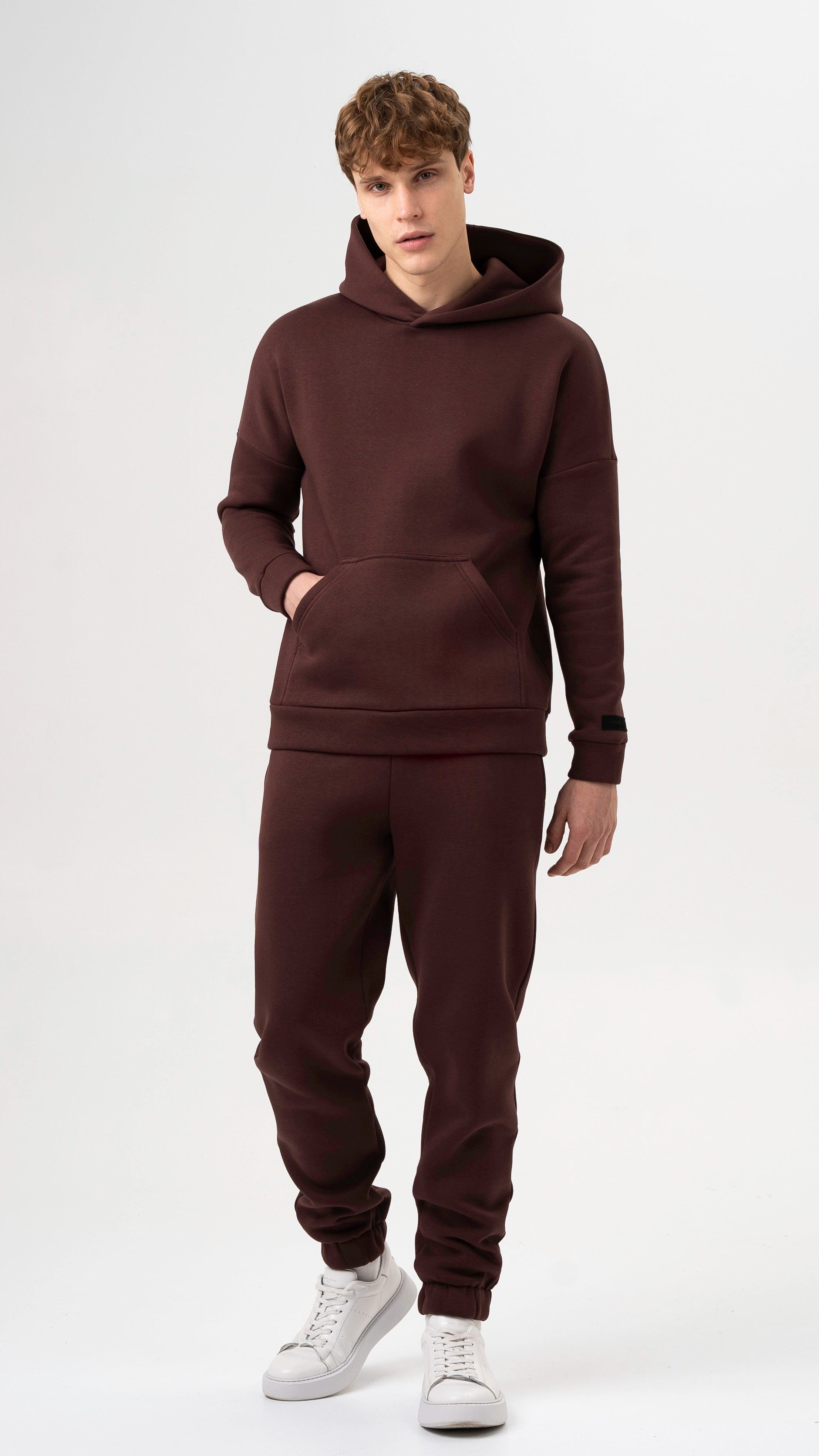 cutmyfashion“ rudos spalvos laisvalaikio treningai su minimalistiniu dizainu, demonstruojami modelio