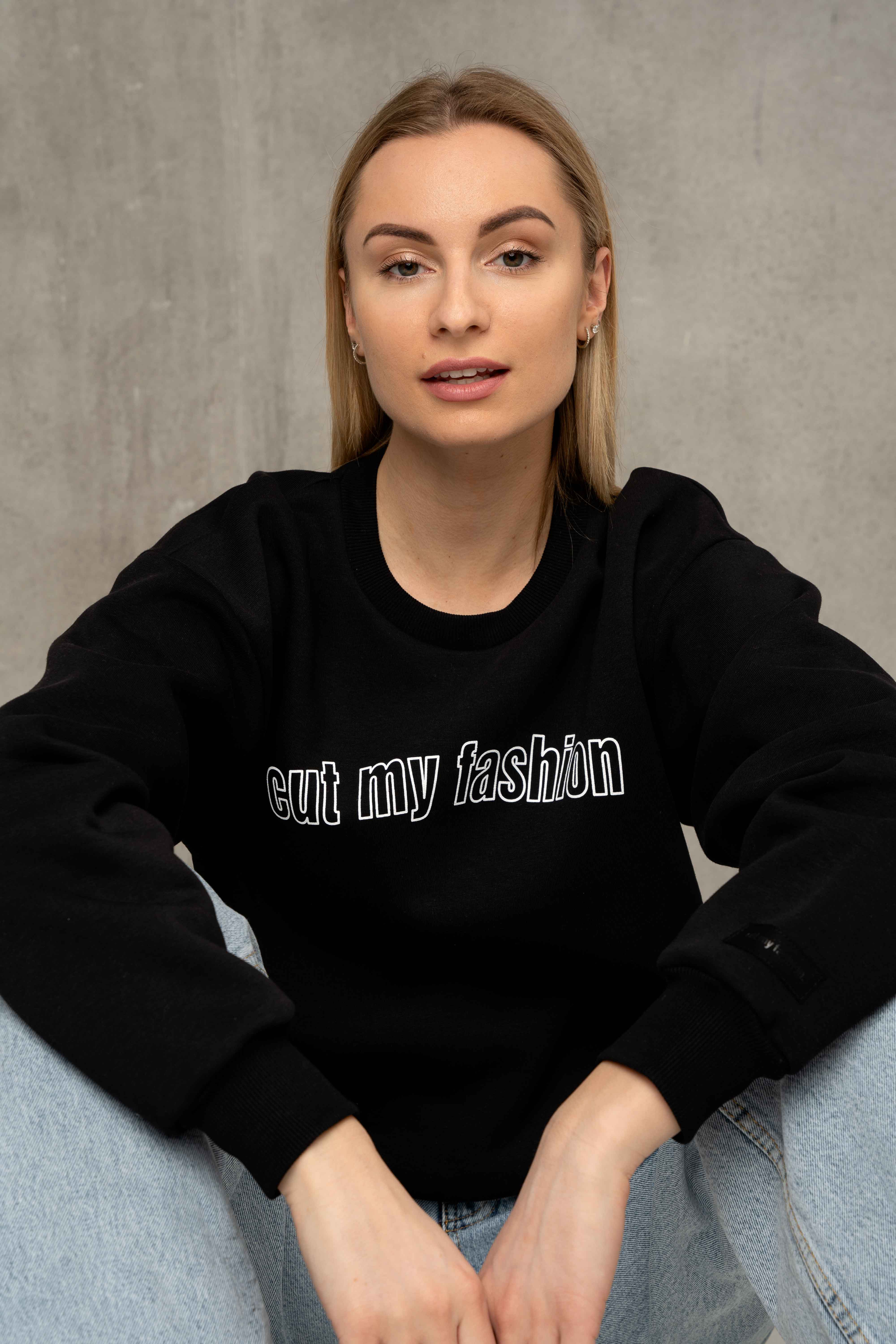 Juodos spalvos oversized moteriškas džemperis cutmyfashion