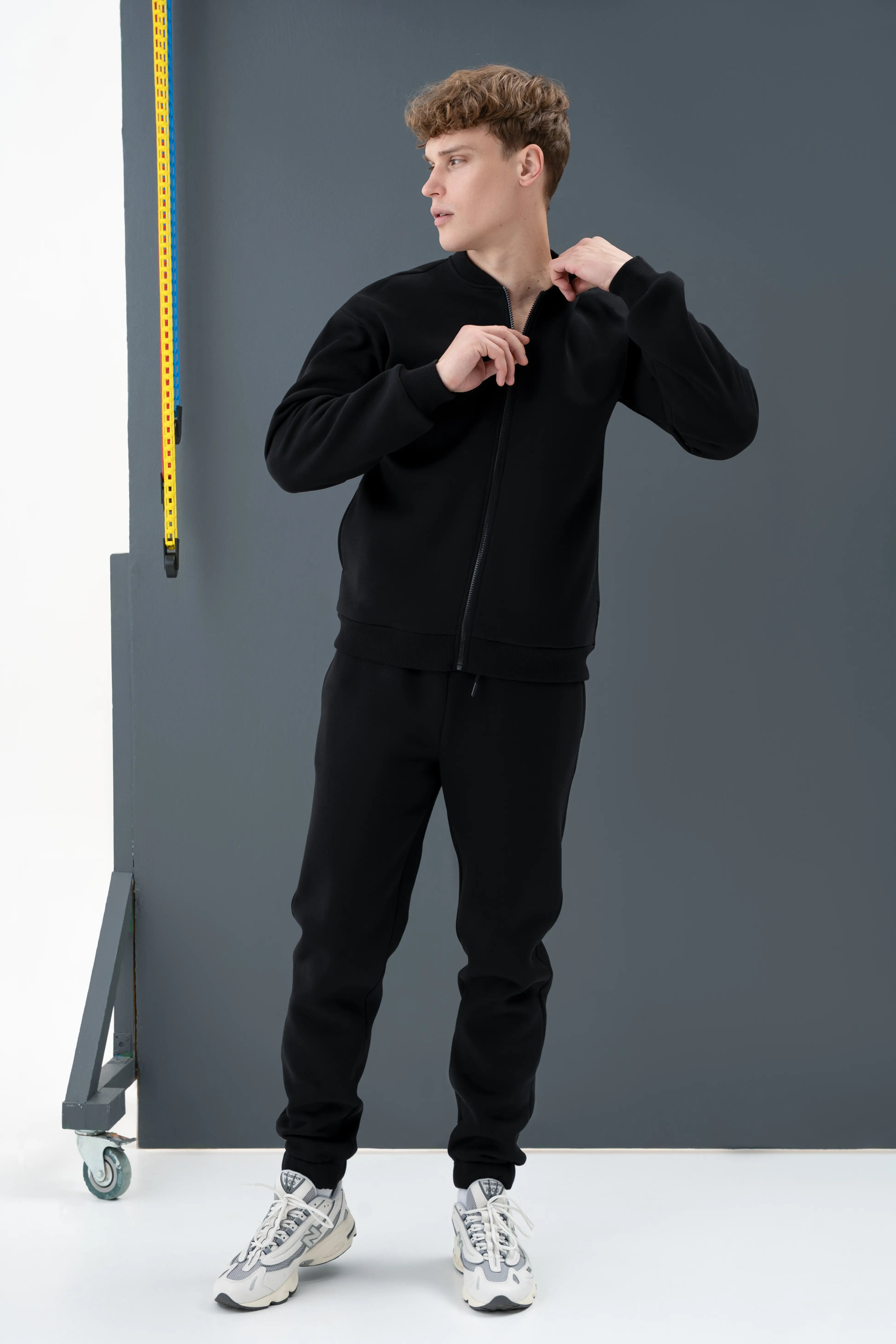 Patogus juodas vyriškas laisvalaikio treningas iš cutmyfashion, sukurtas ramiai dienai ar aktyviam laisvalaikiui.