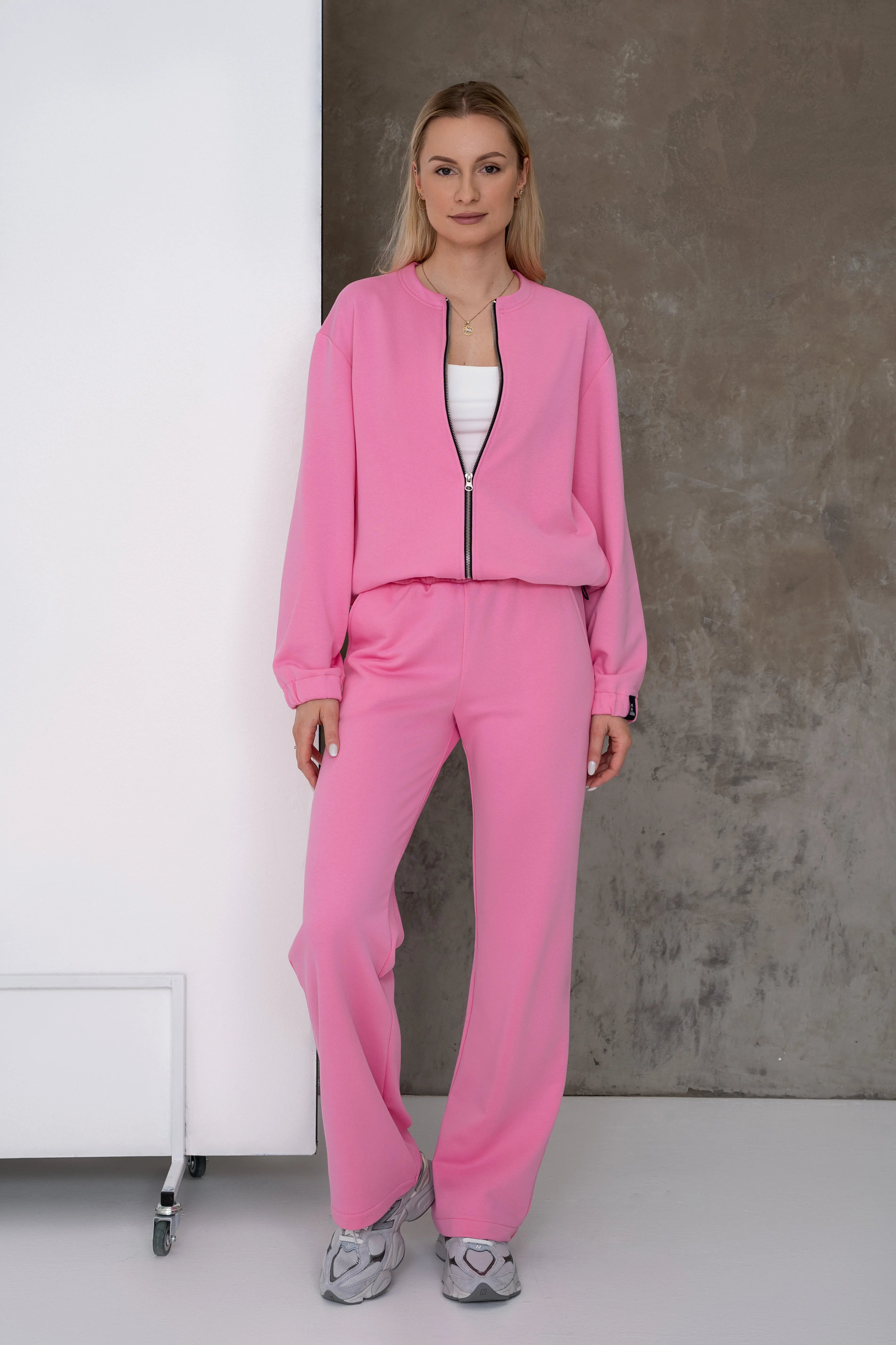 Pink women’s hoodless women’s sweatshirt with a full-length metal zip, a crew neckline, dropped shoulders, and a black cutmyfashion label on the cuff