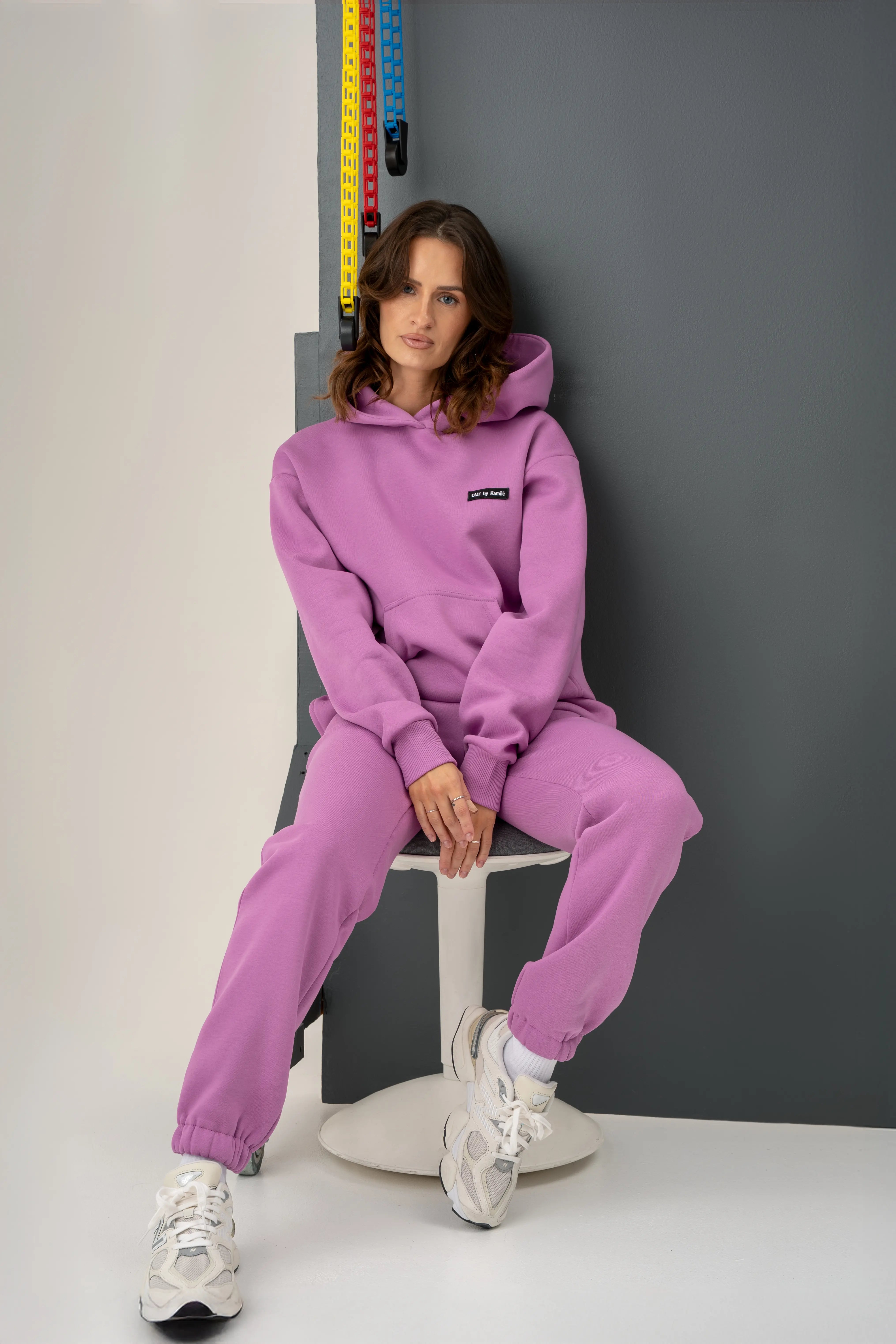 Jaukus levandų atspalvio cutmyfashion treningas, sukurtas iš OEKO-TEX® sertifikuoto audinio, tinkantis aktyviam laisvalaikiui.