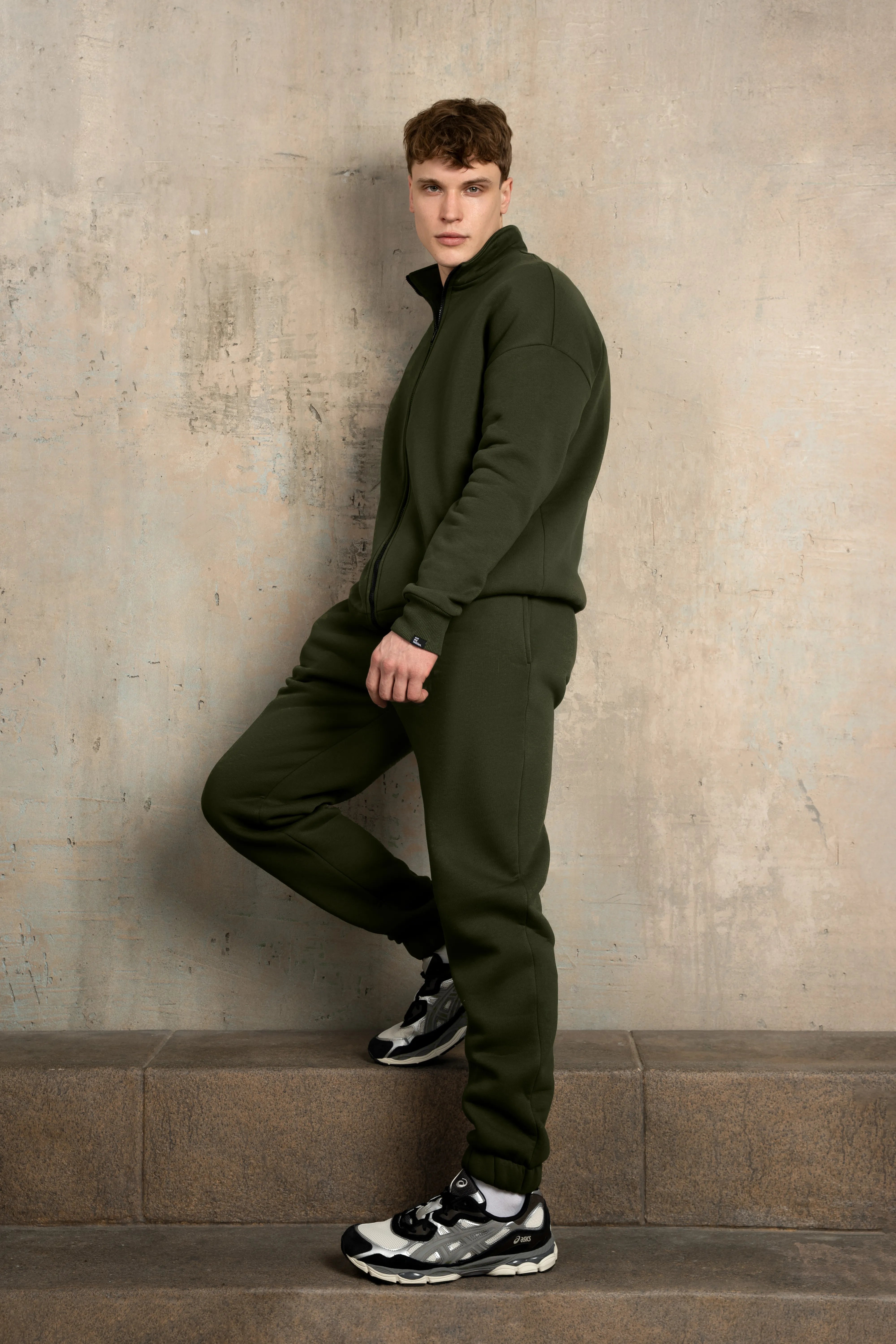 Tamsiai žalias laisvalaikio treningas kasdieniam nešiojimui ir ramiam laisvalaikiui.