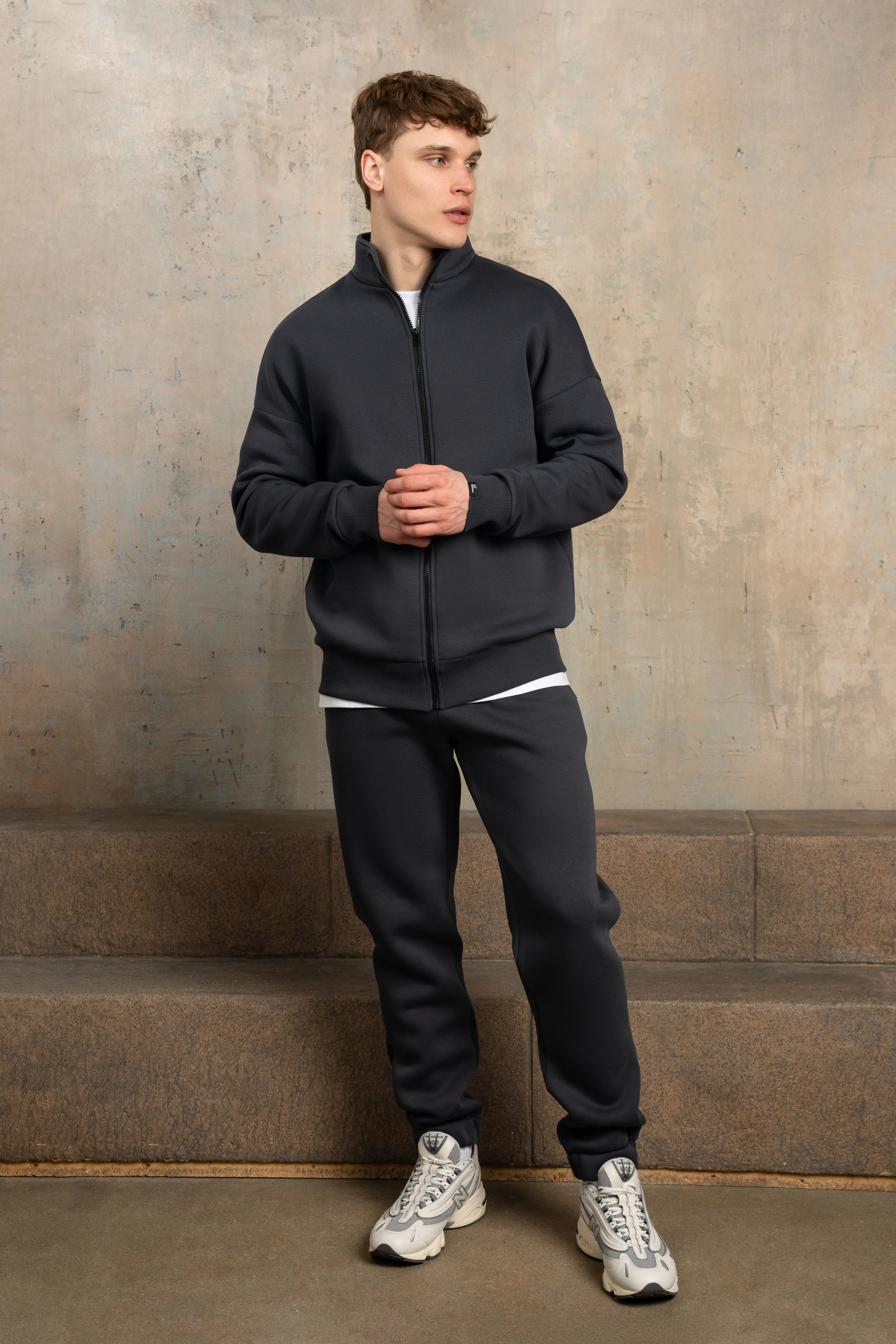 Iron metal-colour tracksuit with a full-zip sweatshirt, comfortable for active holidays.