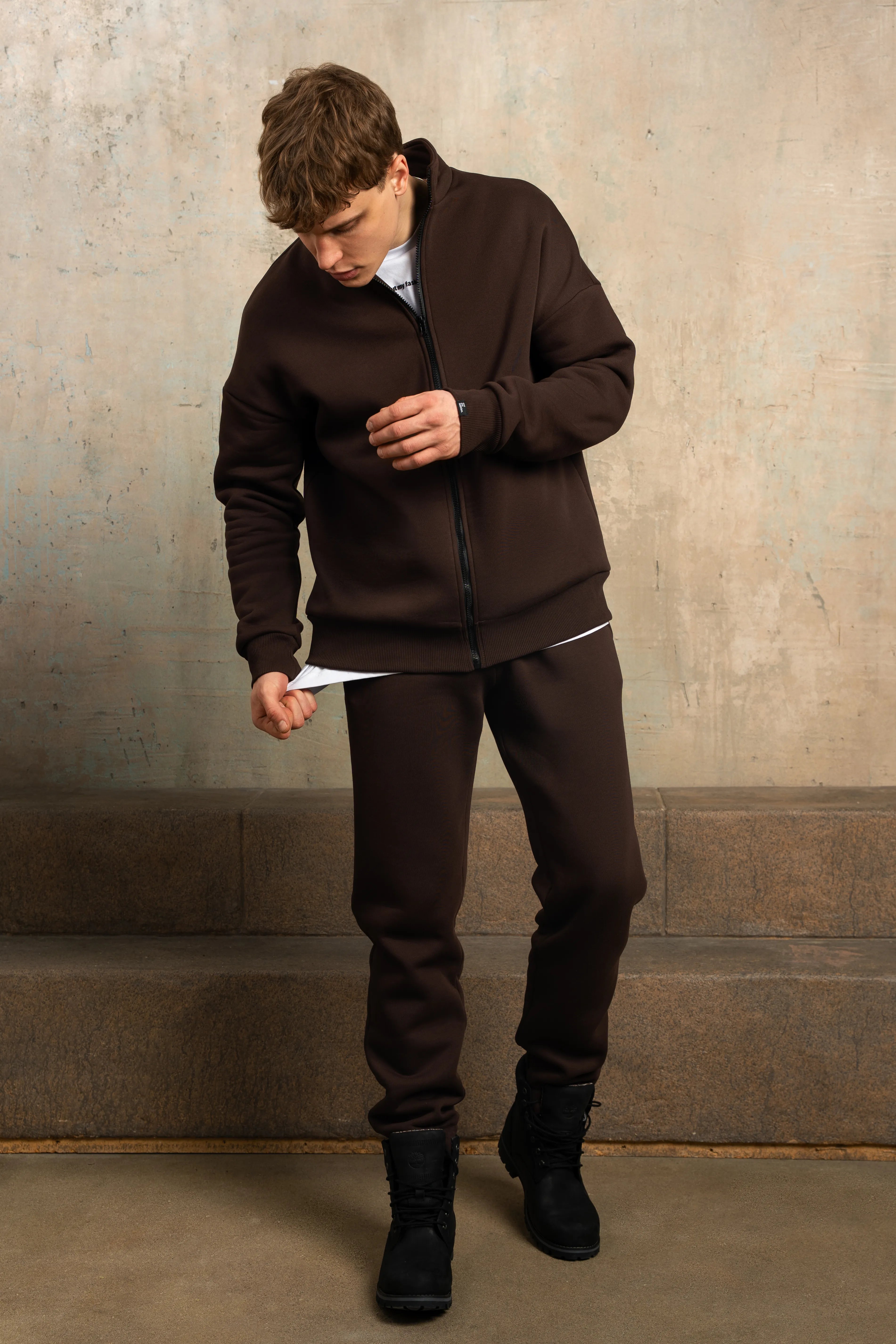 Šokoladinis vyriškas treningas su paaukštintu kaklu, kasdieniam dėvėjimui mieste.