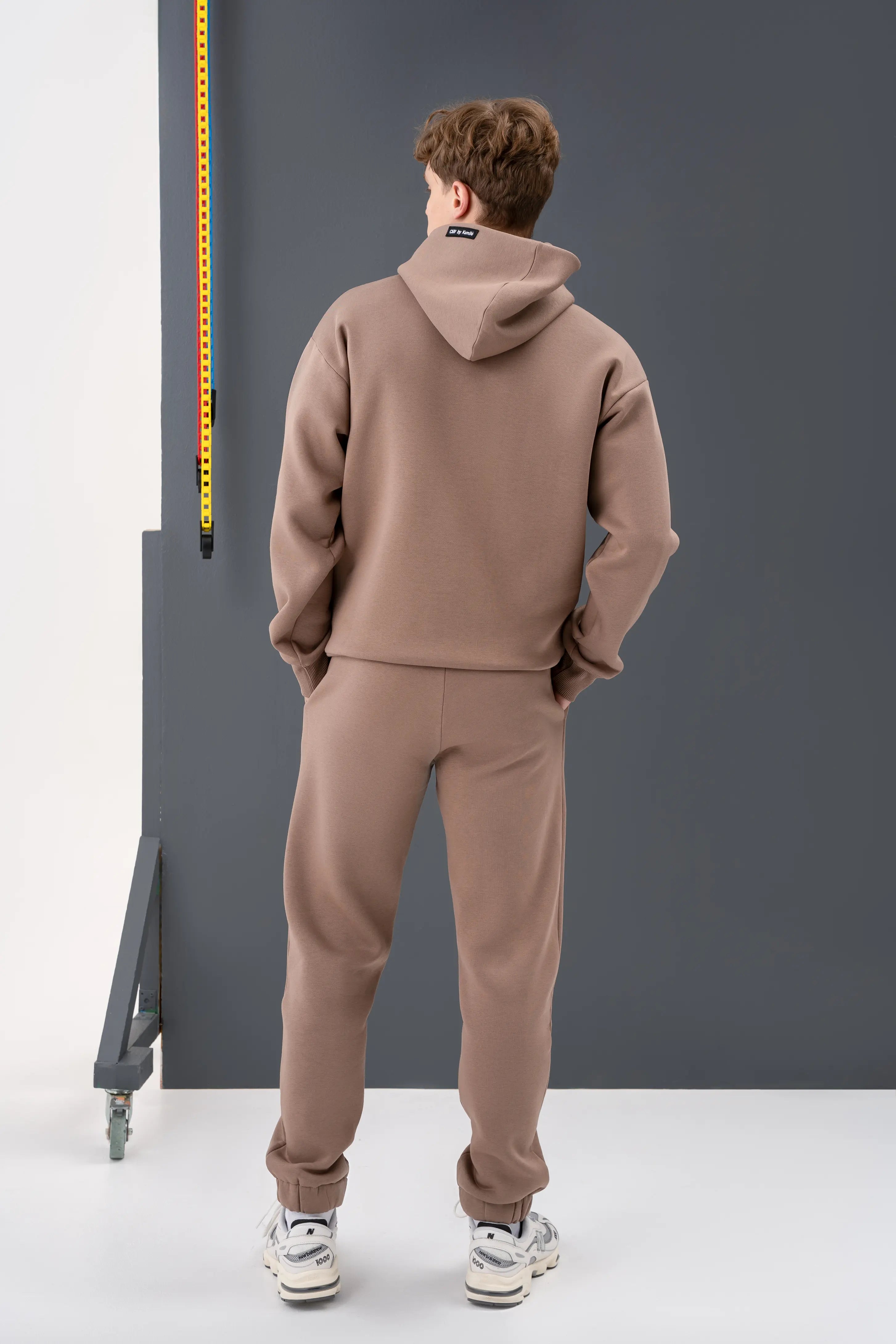 Stilingas latte spalvos laisvalaikio treningas vyrams, švelnus audinys su pūkeliu užtikrina komfortą vėsesniu oru.