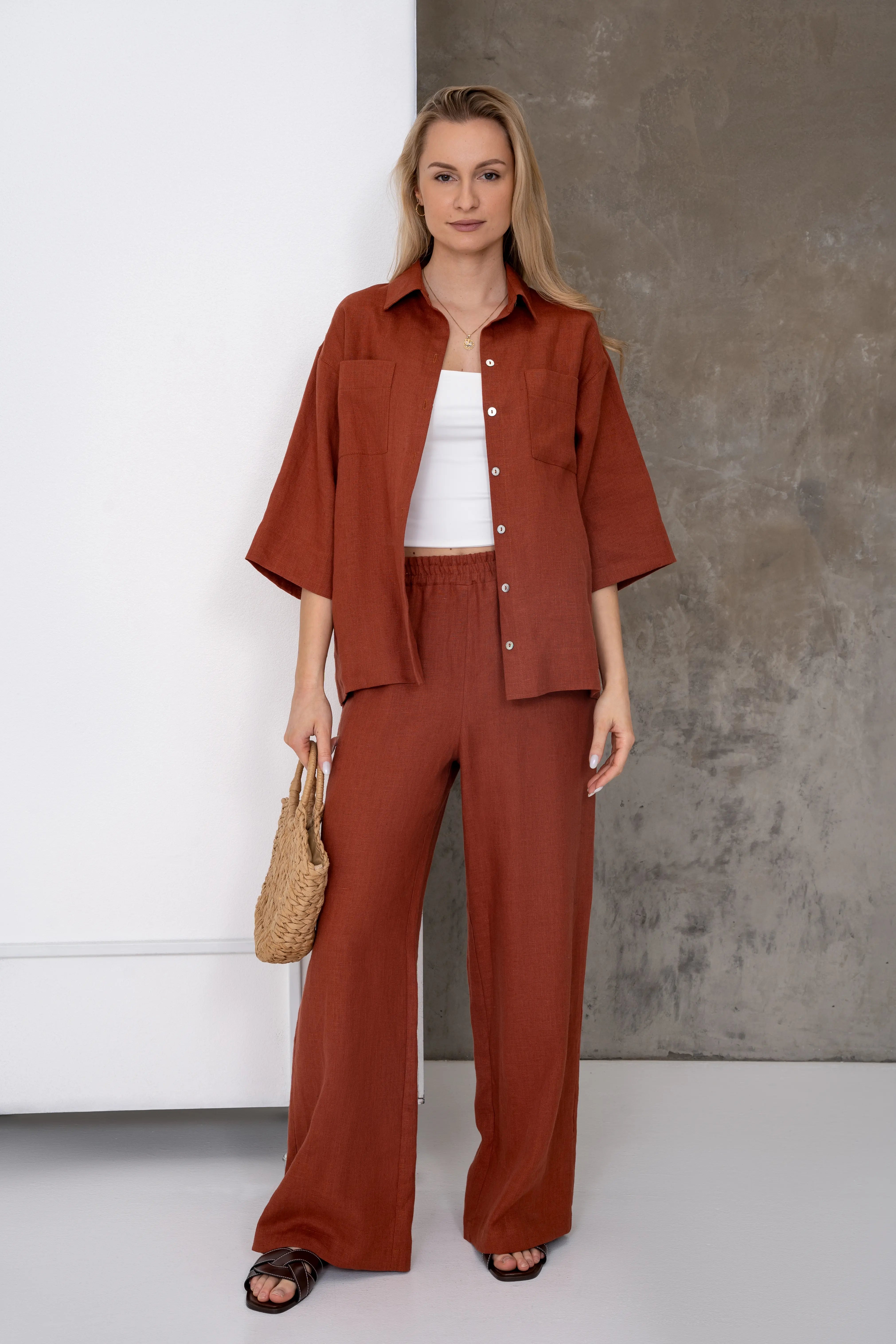 Plytinės spalvos lininis moteriškas kostiumėlis, marškiniai plačiomis 3/4 rankovėmis ir tiesios kelnės