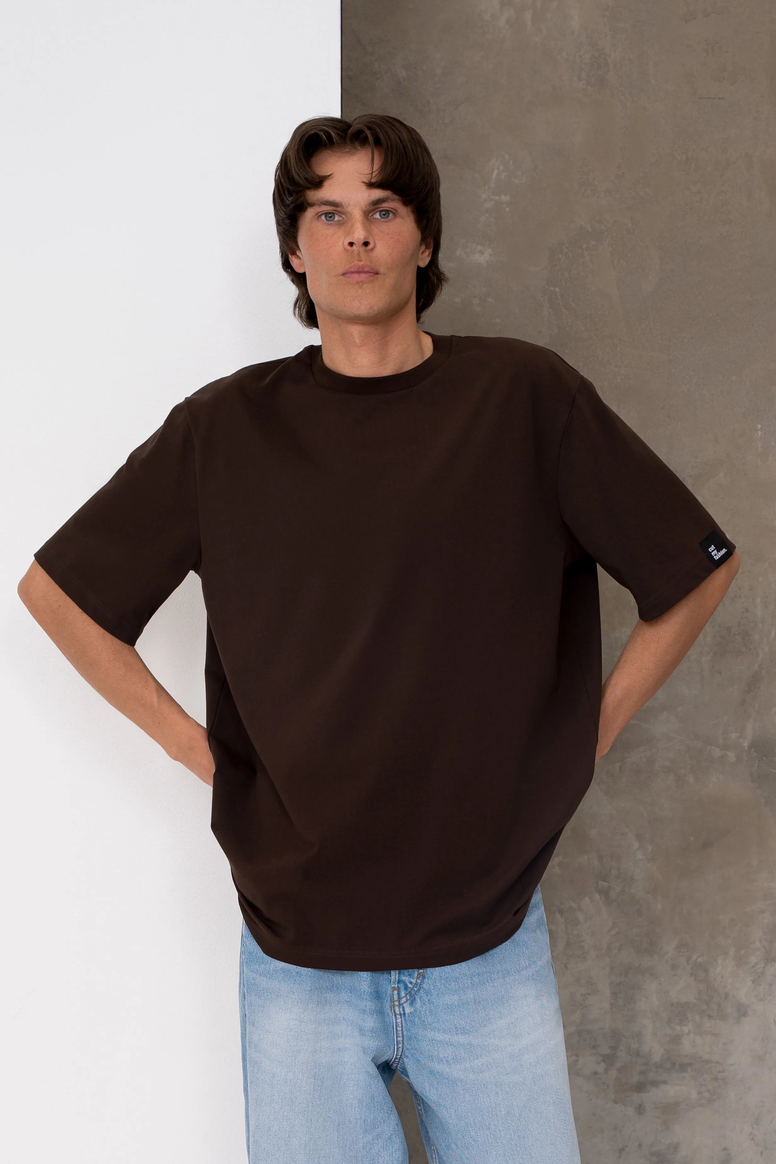 Rudi vyriški oversized marškinėliai trumpomis rankovėmis su nuleista pečių linija ir laisvu siluetu, juoda cutmyfashion etikete ant rankovės, vaizdas iš priekio