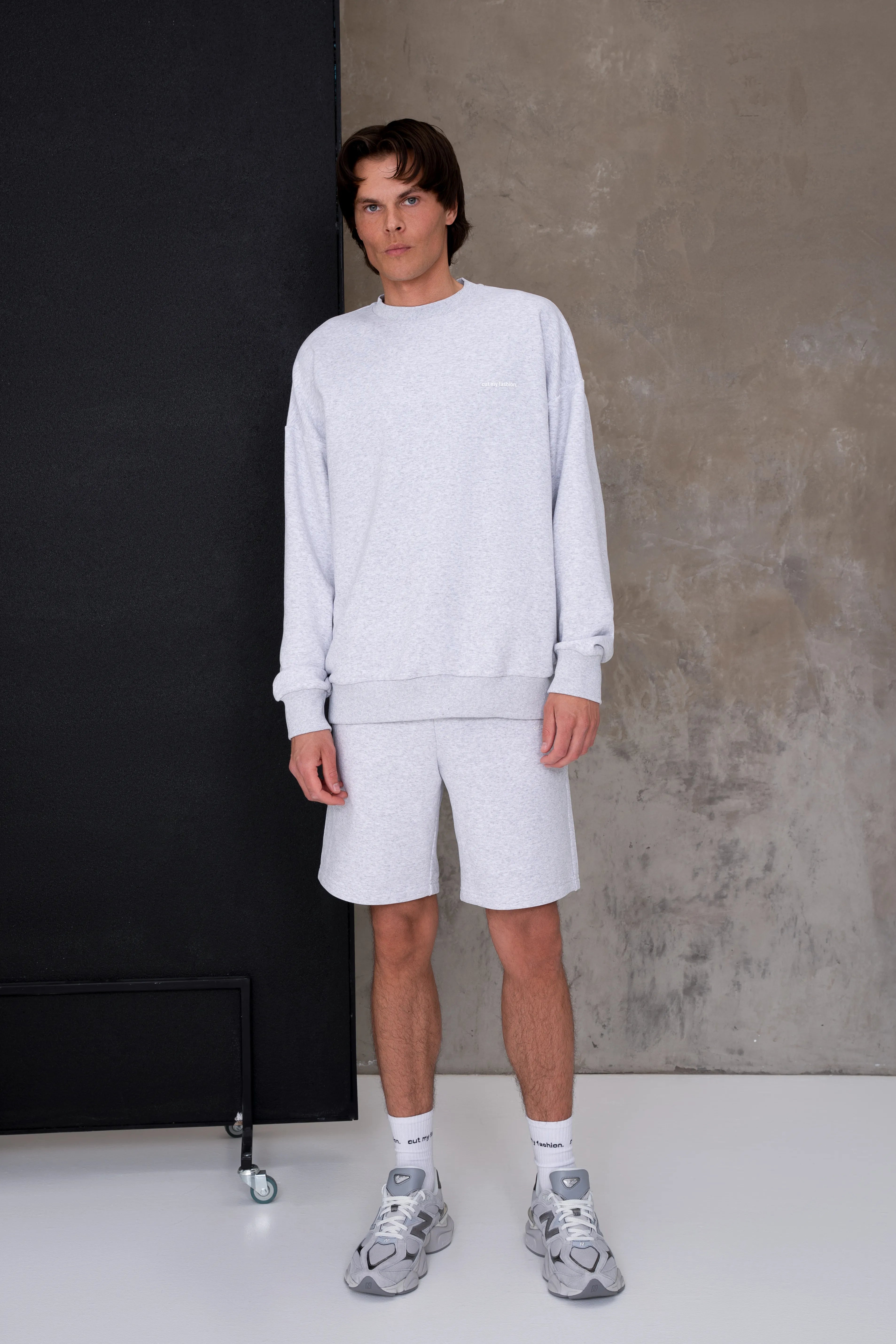 Light grey men’s loungewear set with shorts, a looser-fit sweatshirt with a crew neck and ribbed hem, straight-fit shorts with an elastic waistband