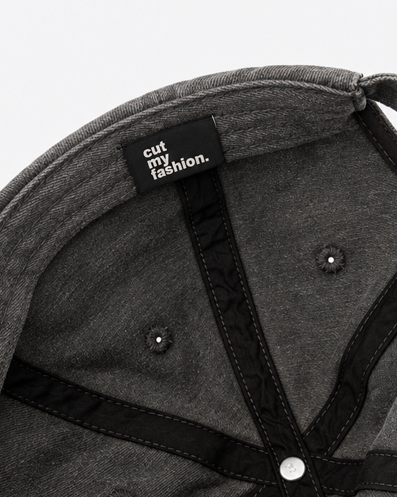cutmyfashion kepurės vidus: logotipo etiketė, vidinės siūlių juostelės ir ventiliacijos skylutės.
